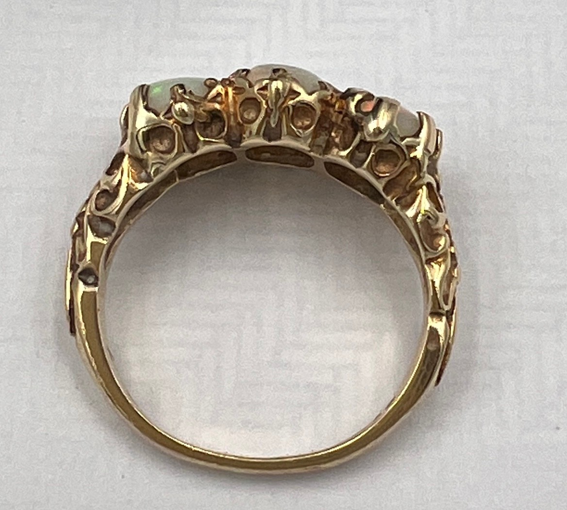A nine carat gold ring set with three opals. Size J/K. Weight 3.7gm. - Bild 3 aus 3