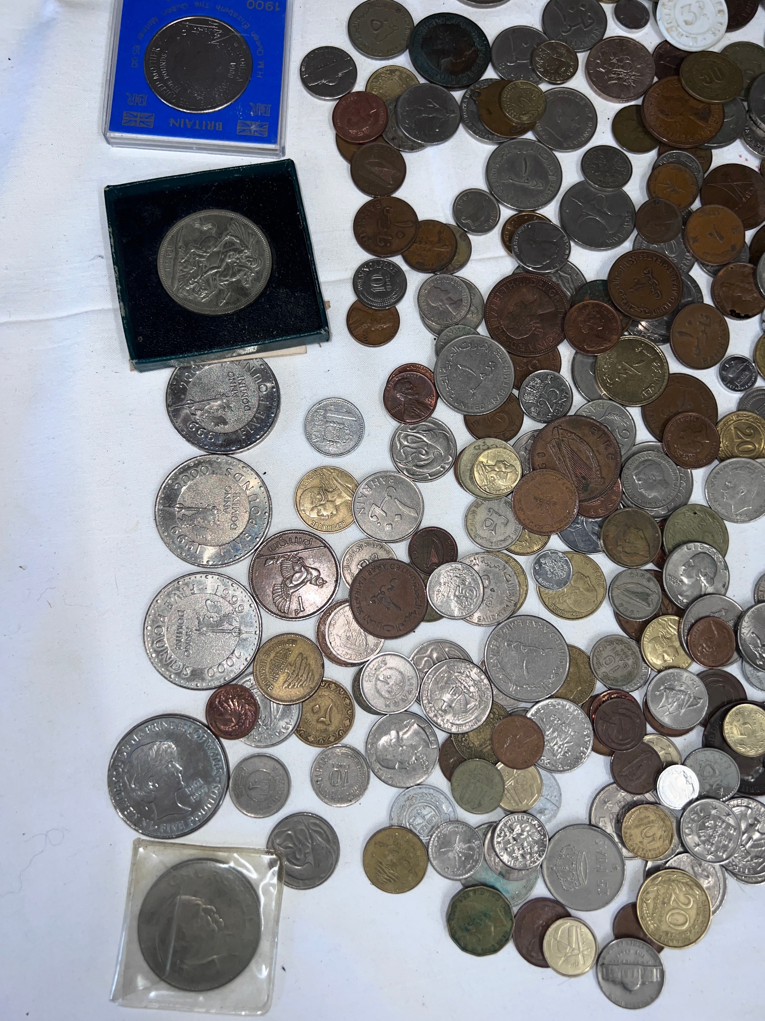 A large collection of coins and notes, mostly foreign to include India, Singapore, Pakistan, - Bild 2 aus 10