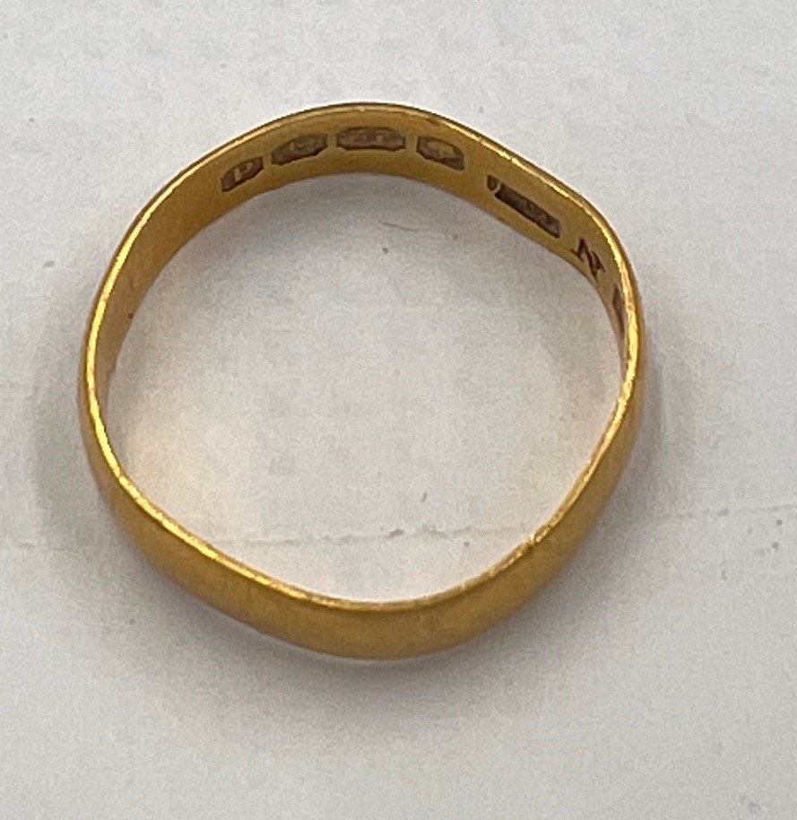A 22 carat gold wedding band. Size M. Weight 2.5gm. - Image 2 of 3