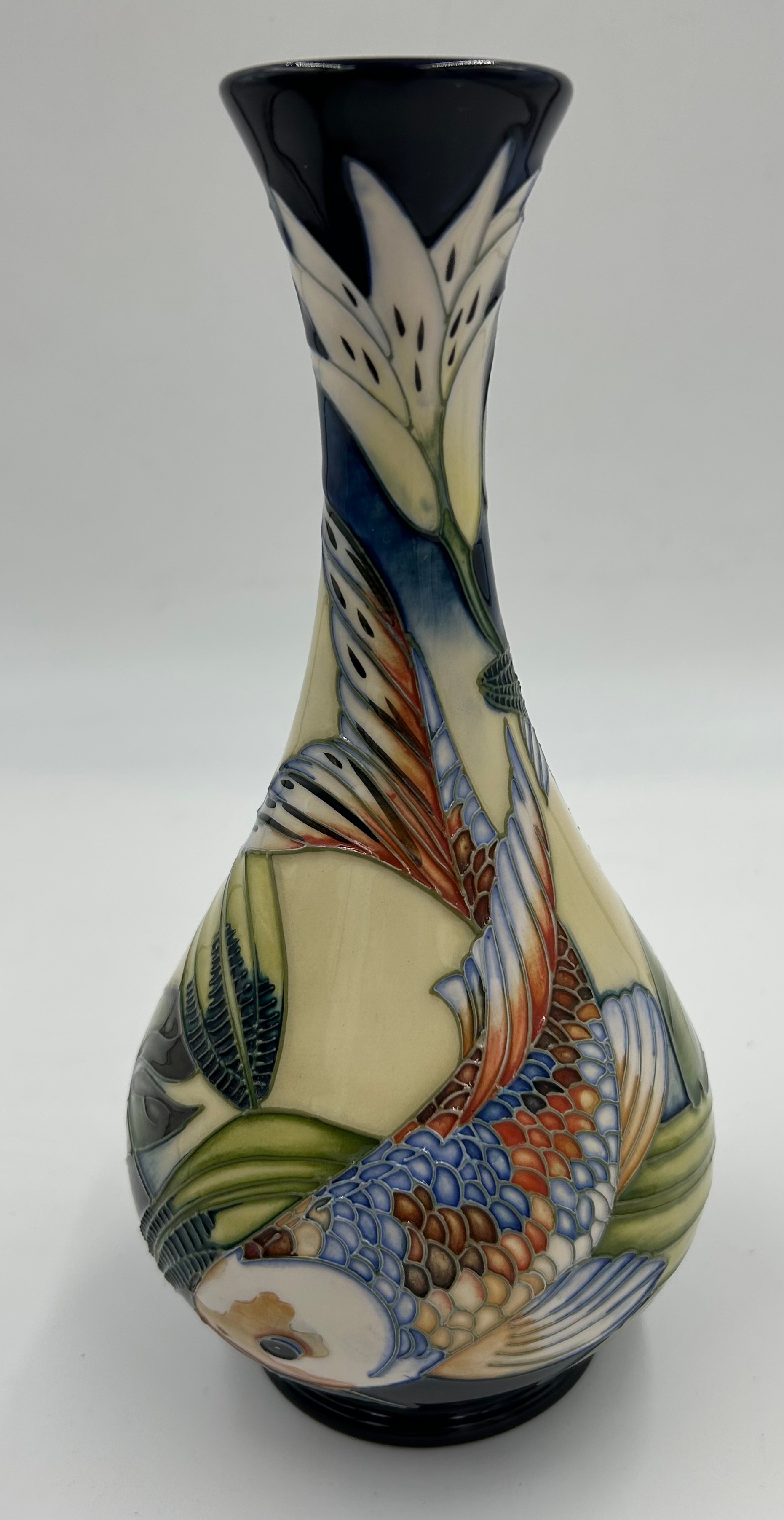 A boxed Quiet Waters Moorcroft vase, dated 2002. 23.5cm h. - Bild 3 aus 5