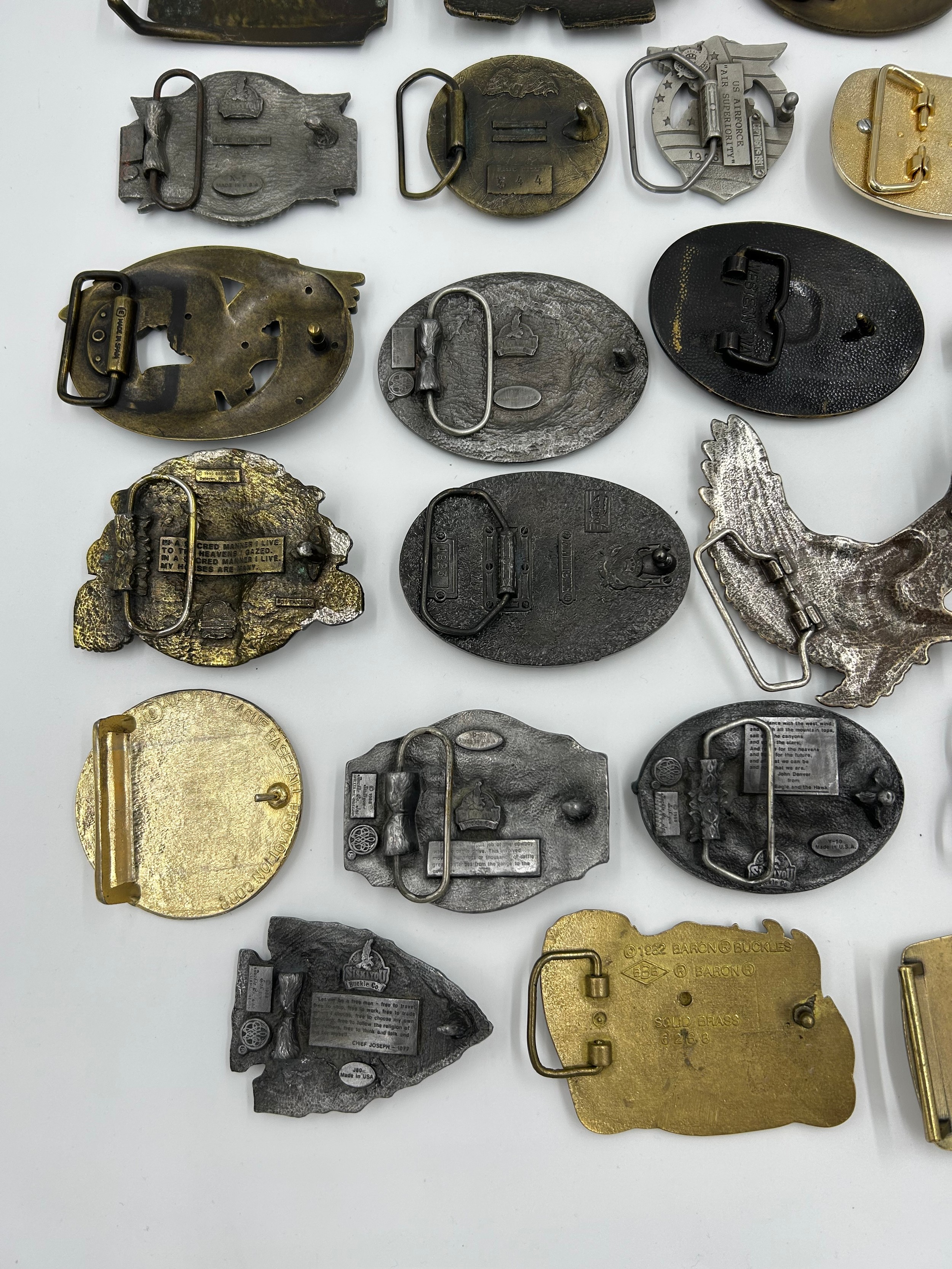 Collection of 34 belt buckles, mainly in brass with Native American designs, eagles, motorbikes etc. - Image 8 of 11