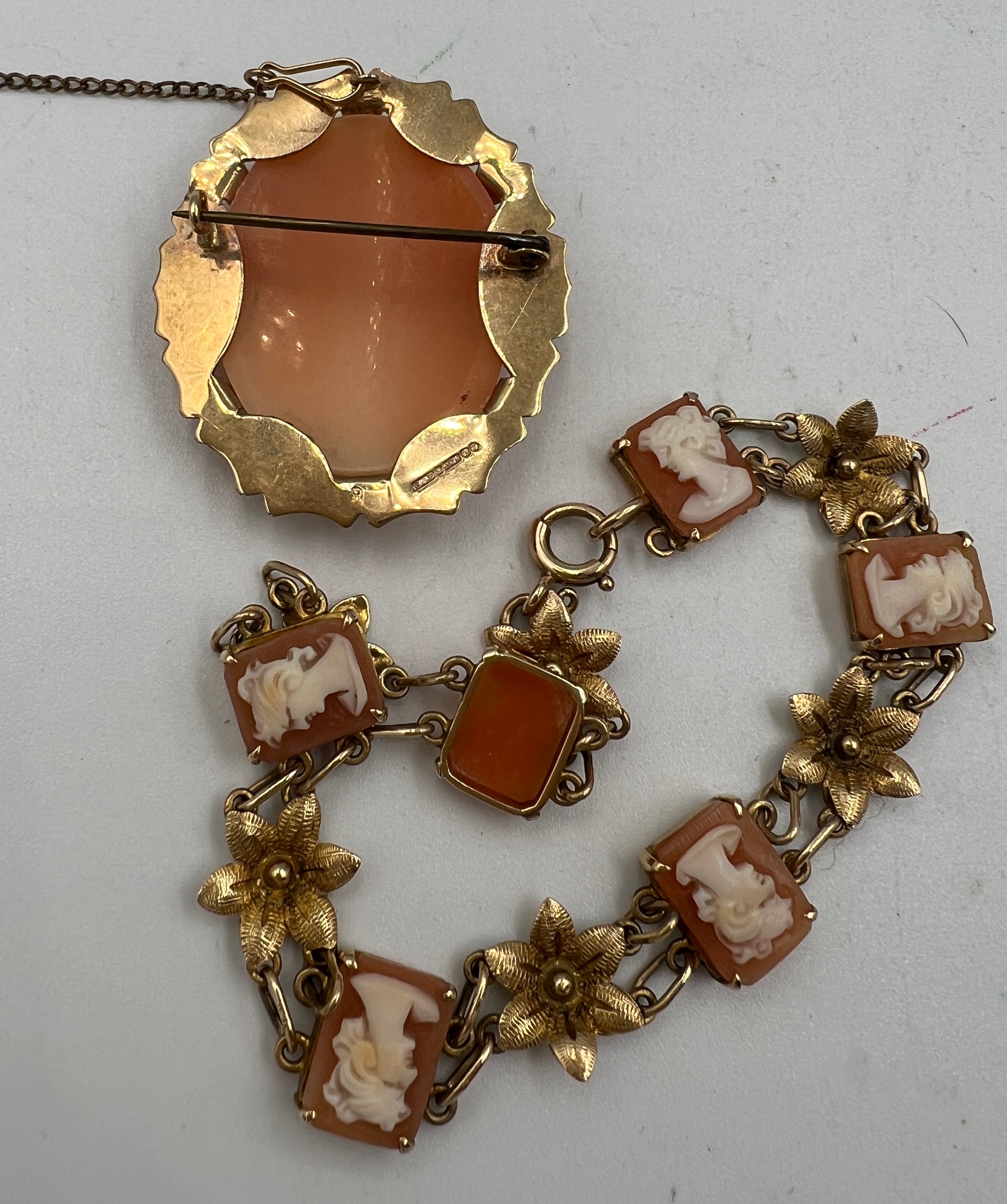 A shell cameo brooch and bracelet mounted in 9 carat yellow gold. Total weight 16.1gm. - Bild 3 aus 3