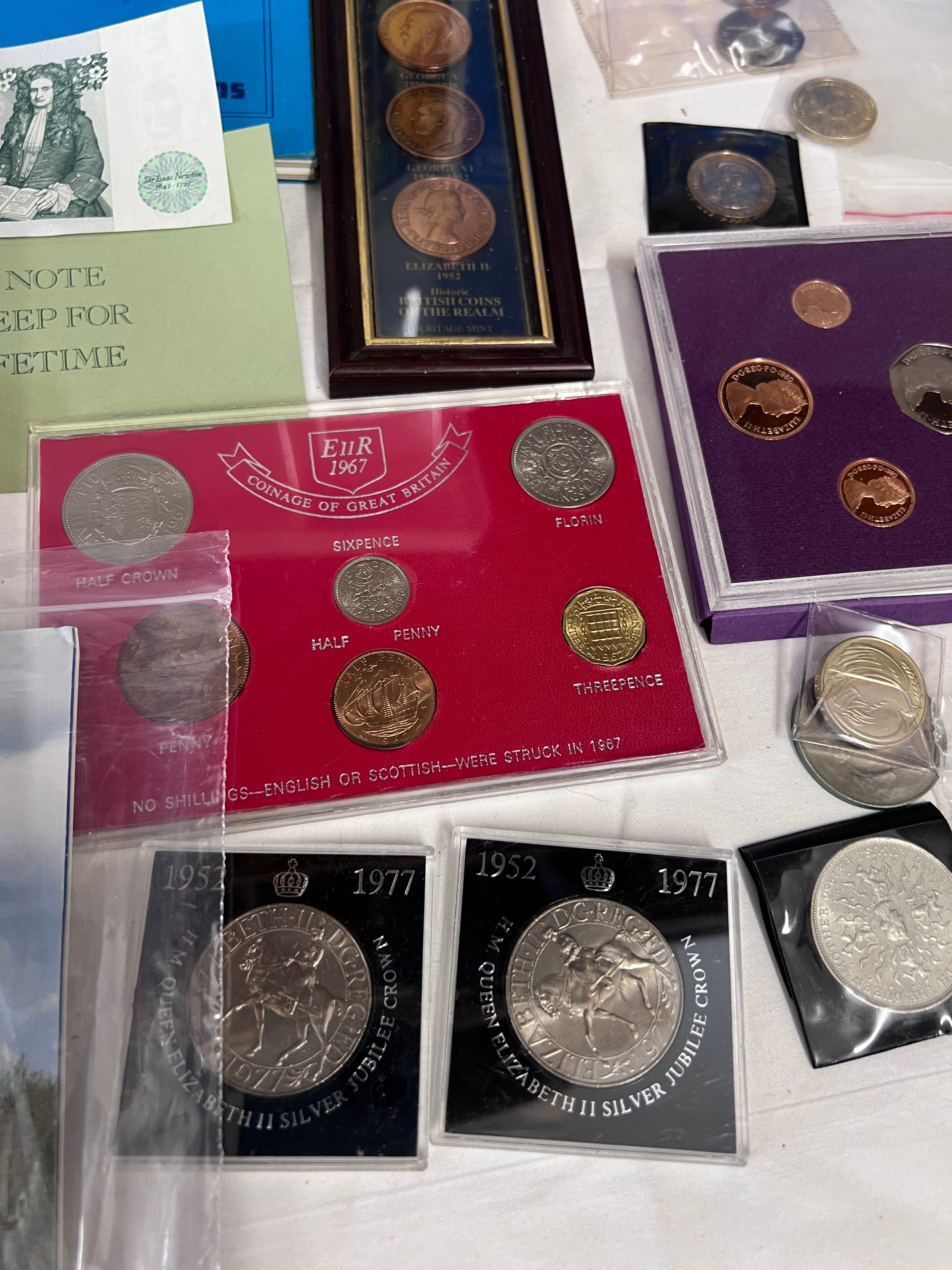 Various coins to include 26 x Crowns, The First World War 2 pound coin, 1 pound note, The Great - Bild 3 aus 8