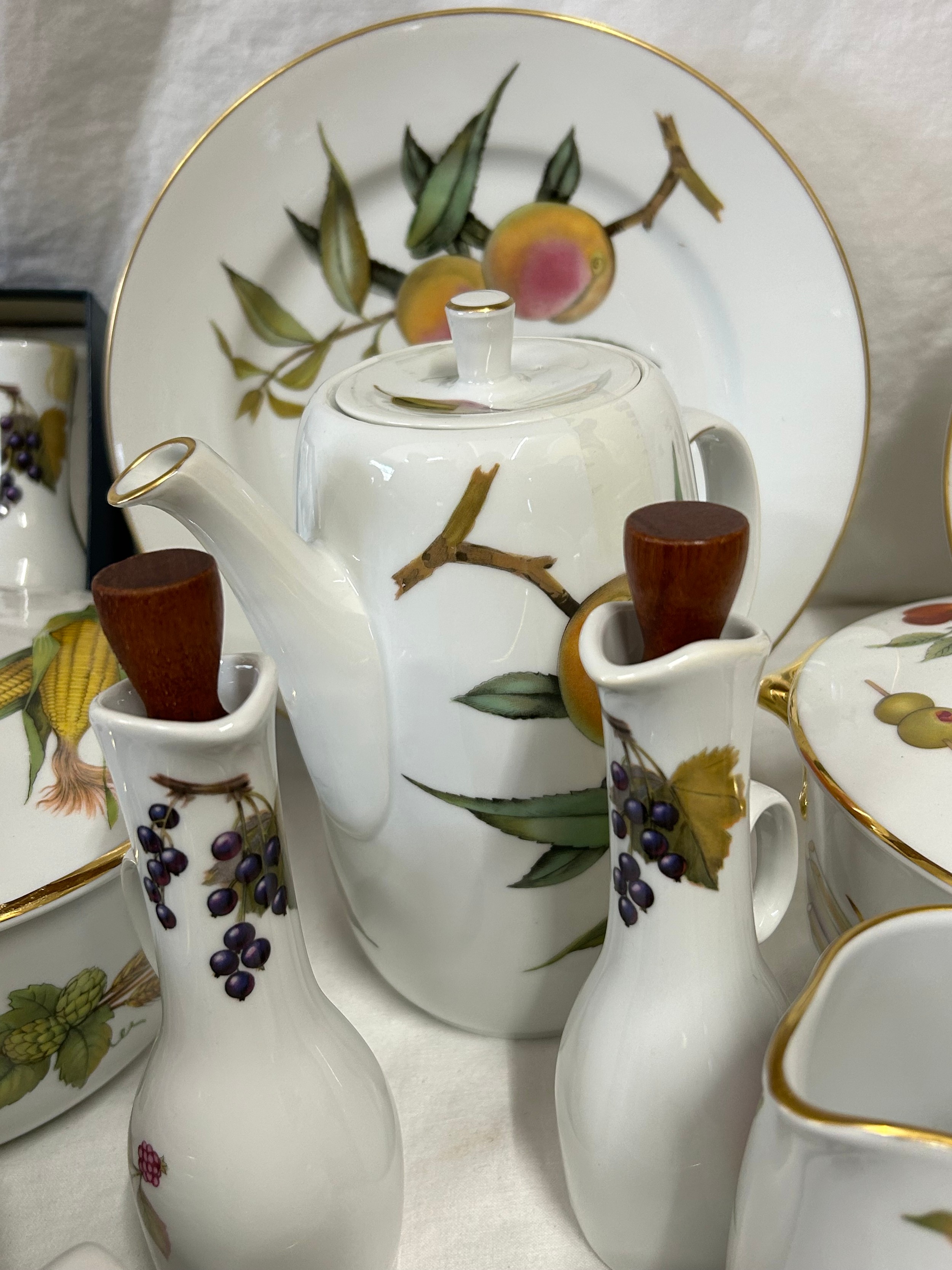 Royal Worcester - A quantity of table wares in the Evesham pattern, consisting of: 6 x dinner - Image 7 of 11