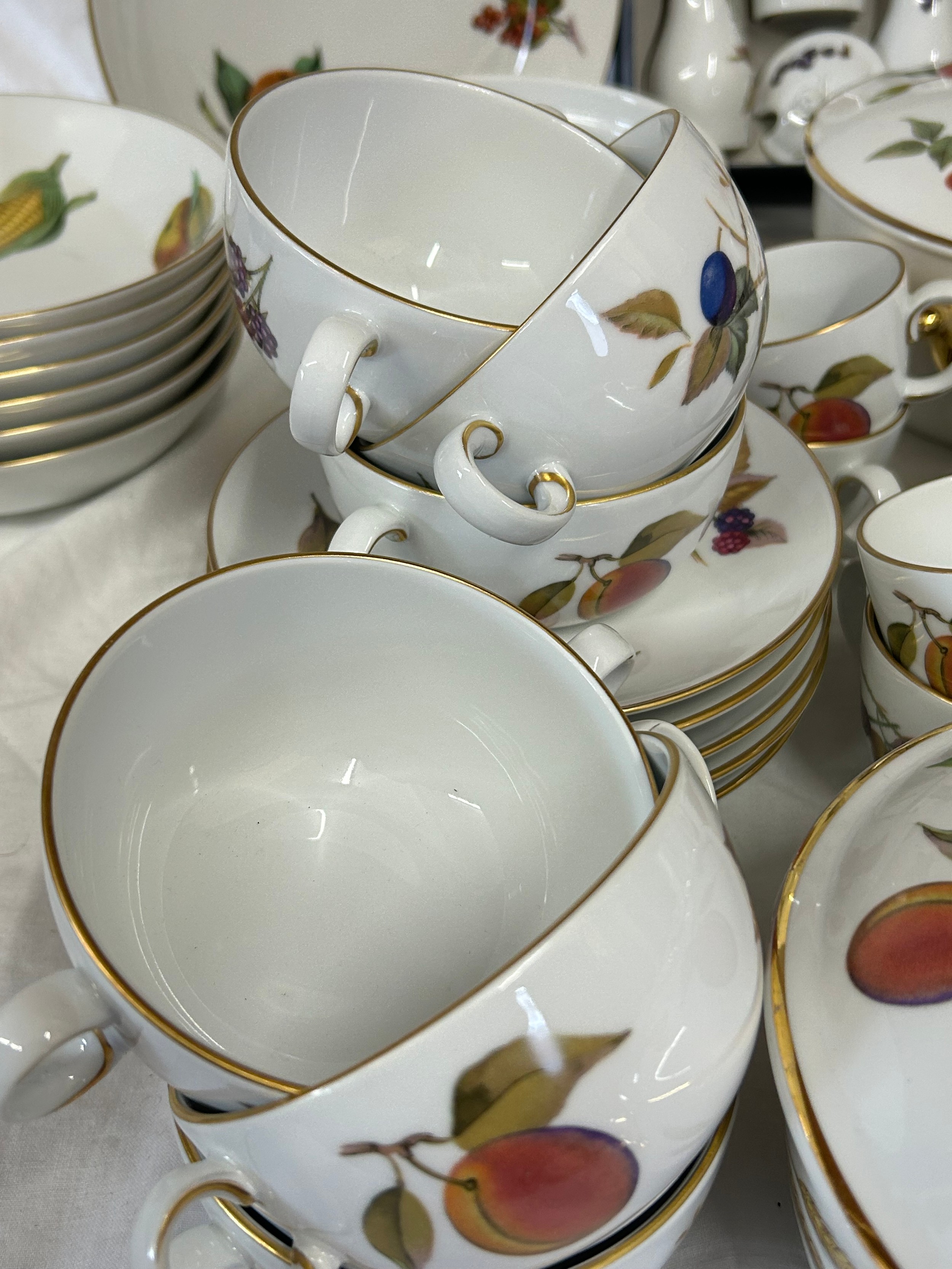 Royal Worcester - A quantity of table wares in the Evesham pattern, consisting of: 6 x dinner - Image 10 of 11