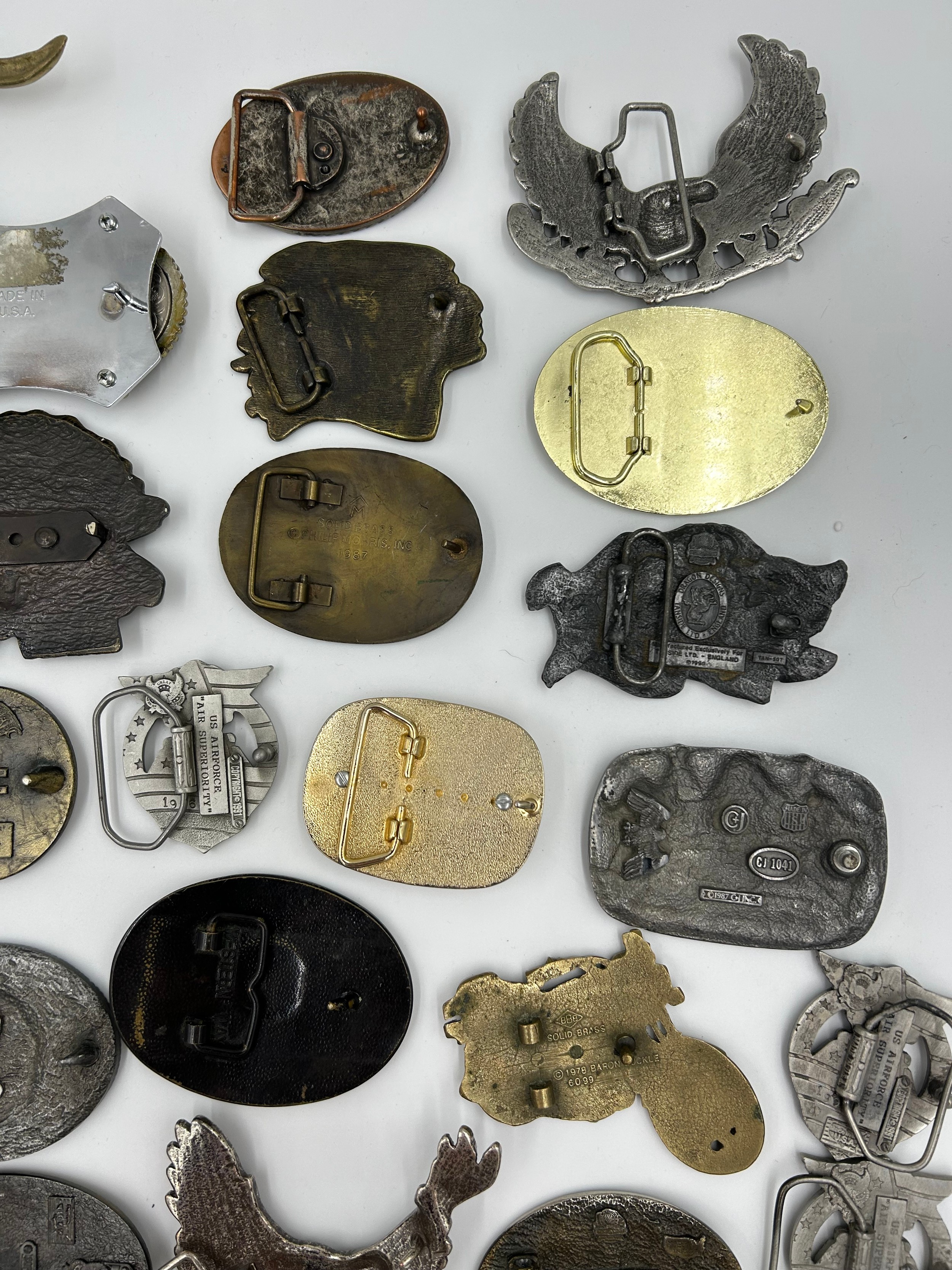 Collection of 34 belt buckles, mainly in brass with Native American designs, eagles, motorbikes etc. - Image 10 of 11
