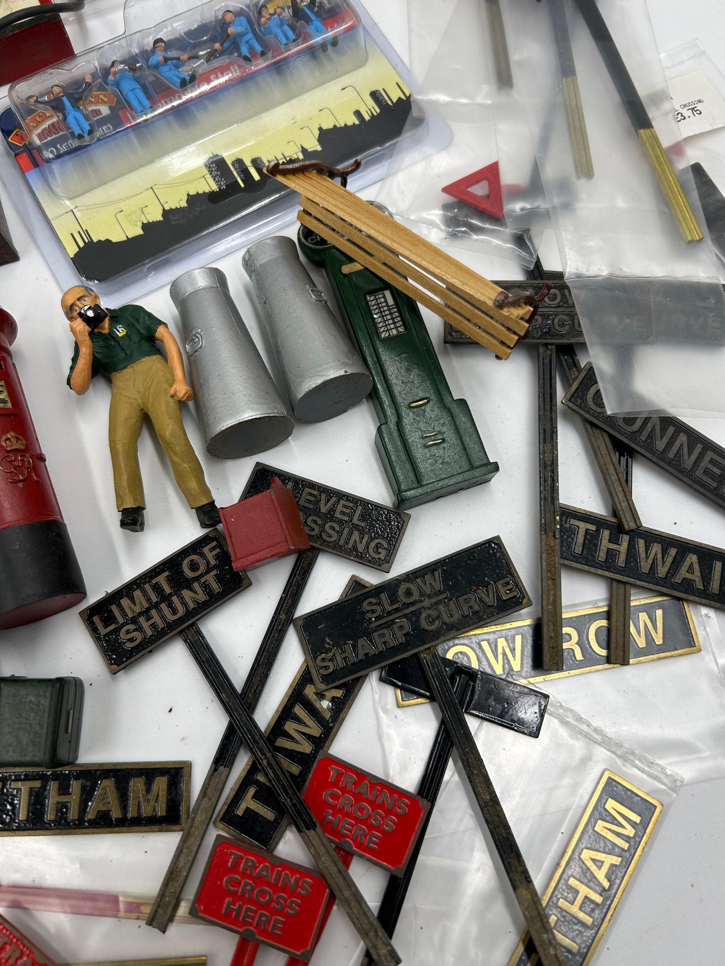 A collection of various miniature railway accessories to include model train metal railway signs, - Bild 4 aus 7