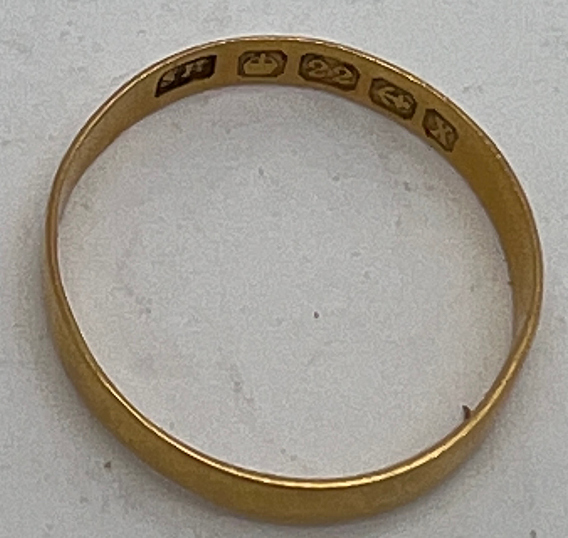 A 22 carat gold wedding band. Size K. Weight 1.1gm. - Bild 3 aus 3