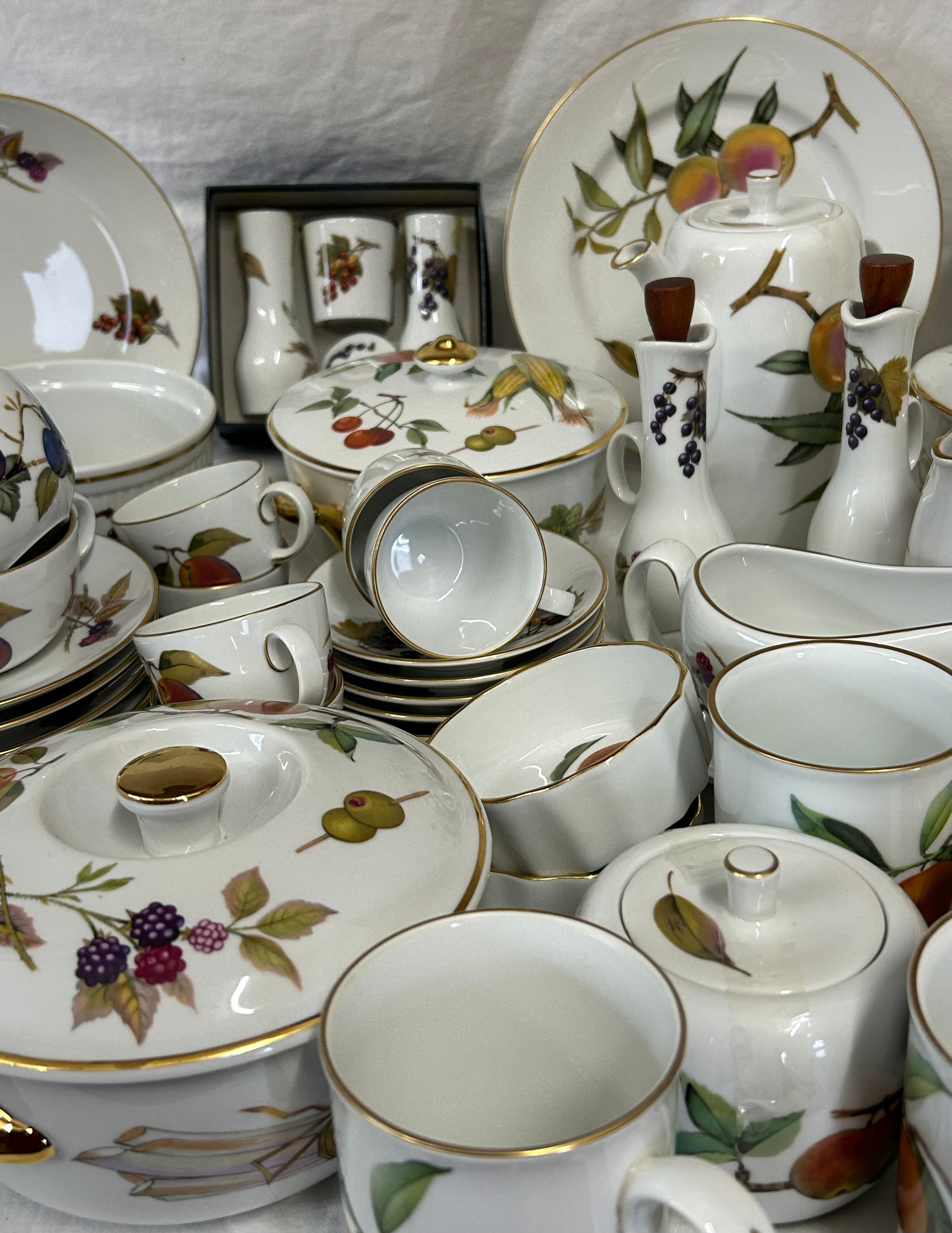 Royal Worcester - A quantity of table wares in the Evesham pattern, consisting of: 6 x dinner - Image 11 of 11