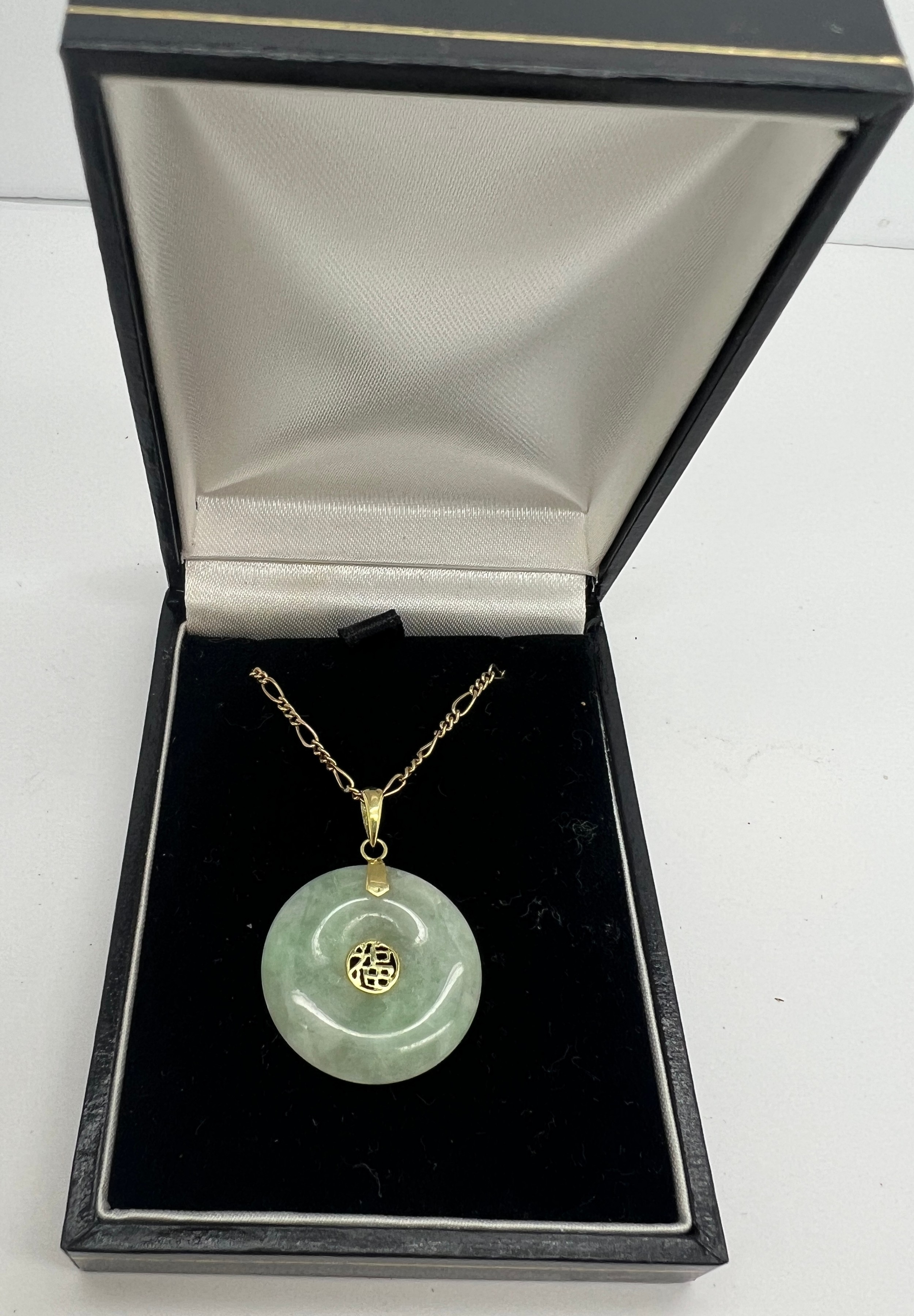 Circular green stone pendant on 9 carat yellow gold chain. Chain 62cm l. Total weight 7.1gm. - Image 2 of 3