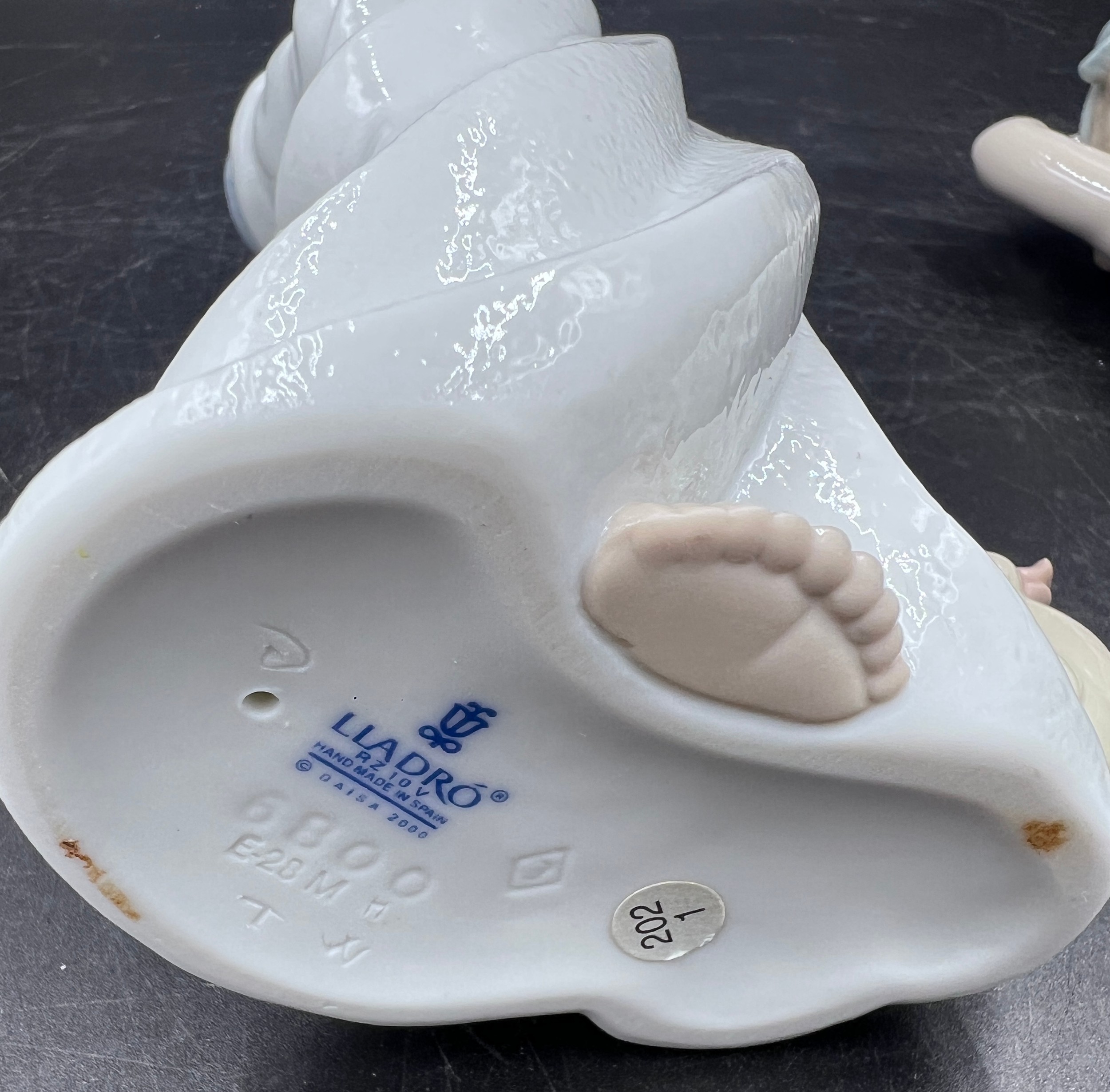 Two boxed Lladro figurines to include 6800 Bundled Bather and 6799 Just Like New. - Bild 5 aus 5