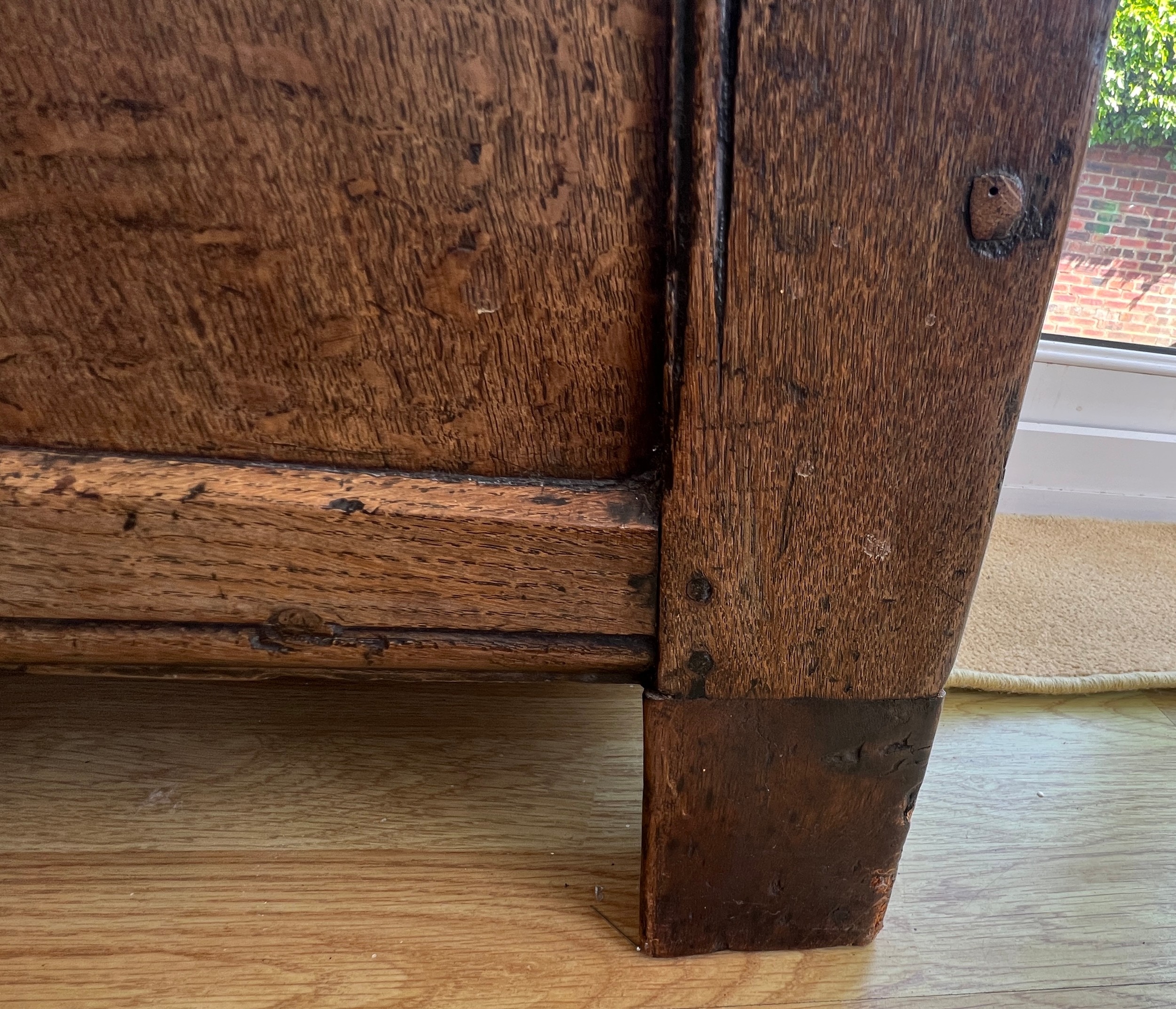 A 17thC oak coffer with iron lock and snipe hinges. 98cm w x 36cm d x 52cm h. - Image 4 of 6