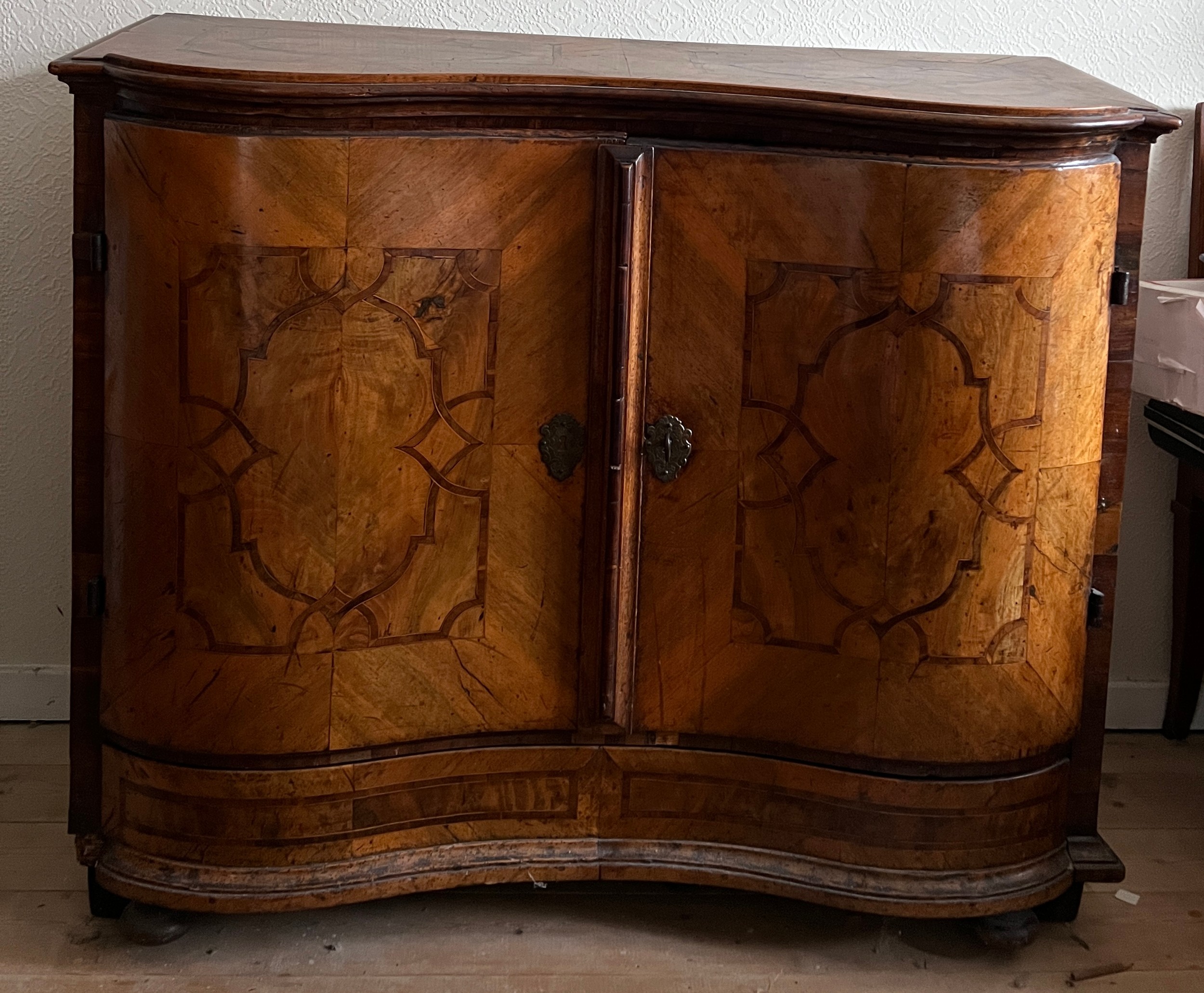 An 18thC Austrian two door inlaid cabinet with sloping top and drawer to base. 109cm w x 94cm h x - Bild 3 aus 14