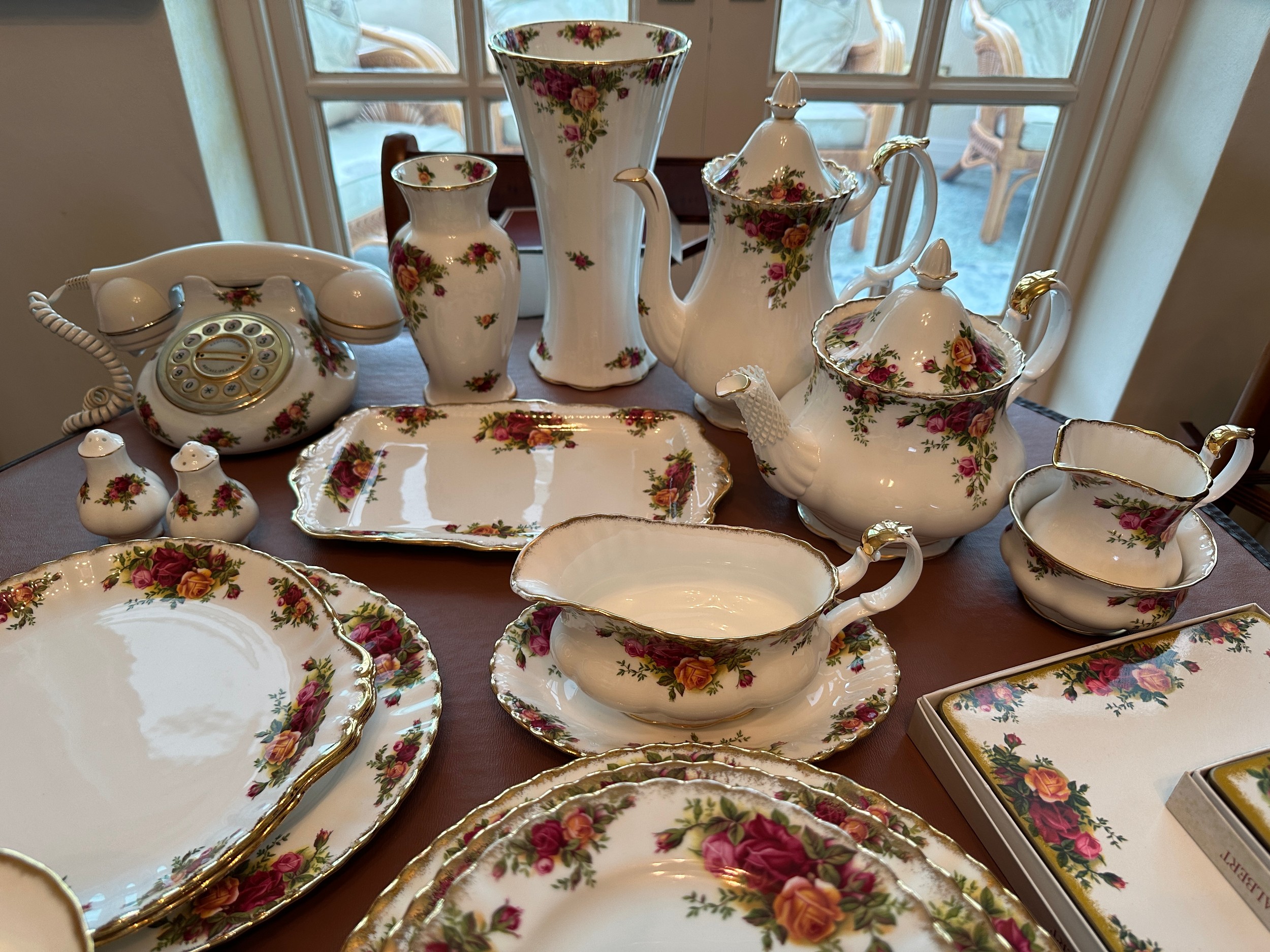 A large quantity of Royal Albert Old Country Roses dinner, tea, coffee and other items to include - Image 2 of 9