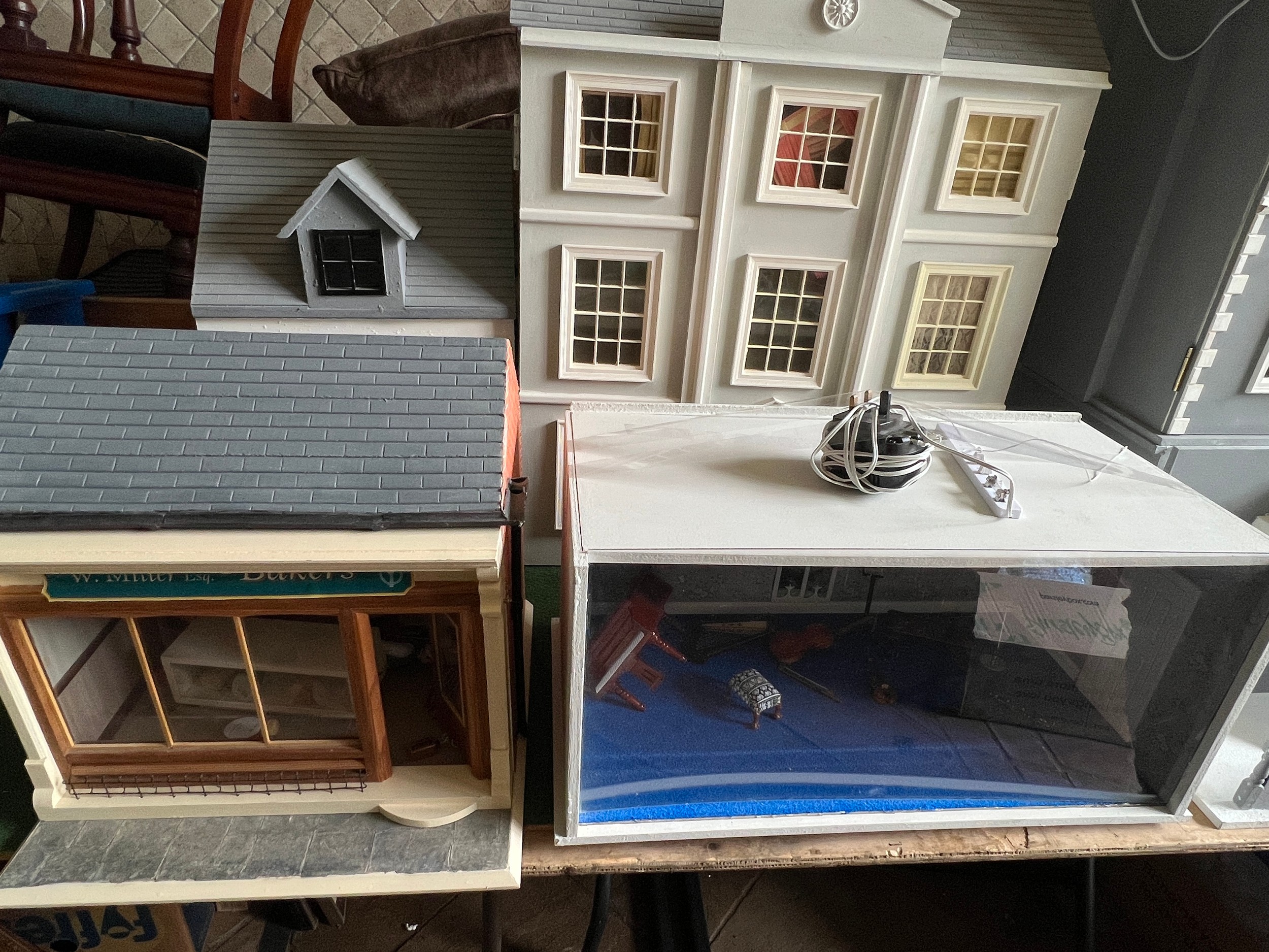 A modern dolls house, 61cm w x 83cm h x 31cm w together with bakers shop, music room, shop with - Image 7 of 12