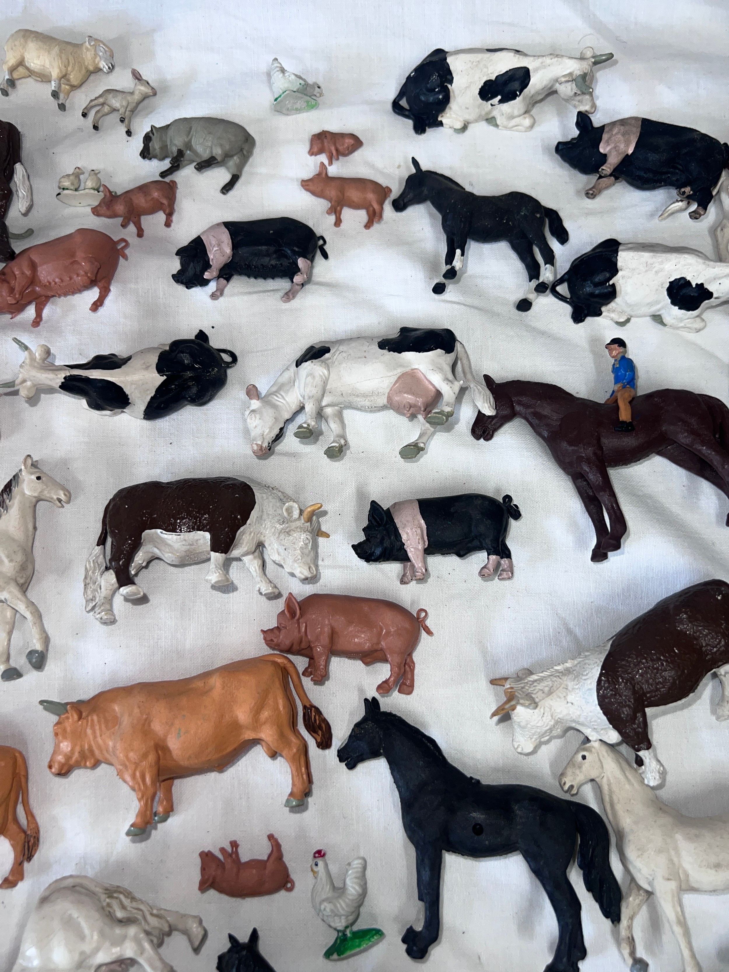 A large quantity of Britains farmyard & farmers animals to include Cows, Pigs, Sheep, Horses etc. - Bild 7 aus 9