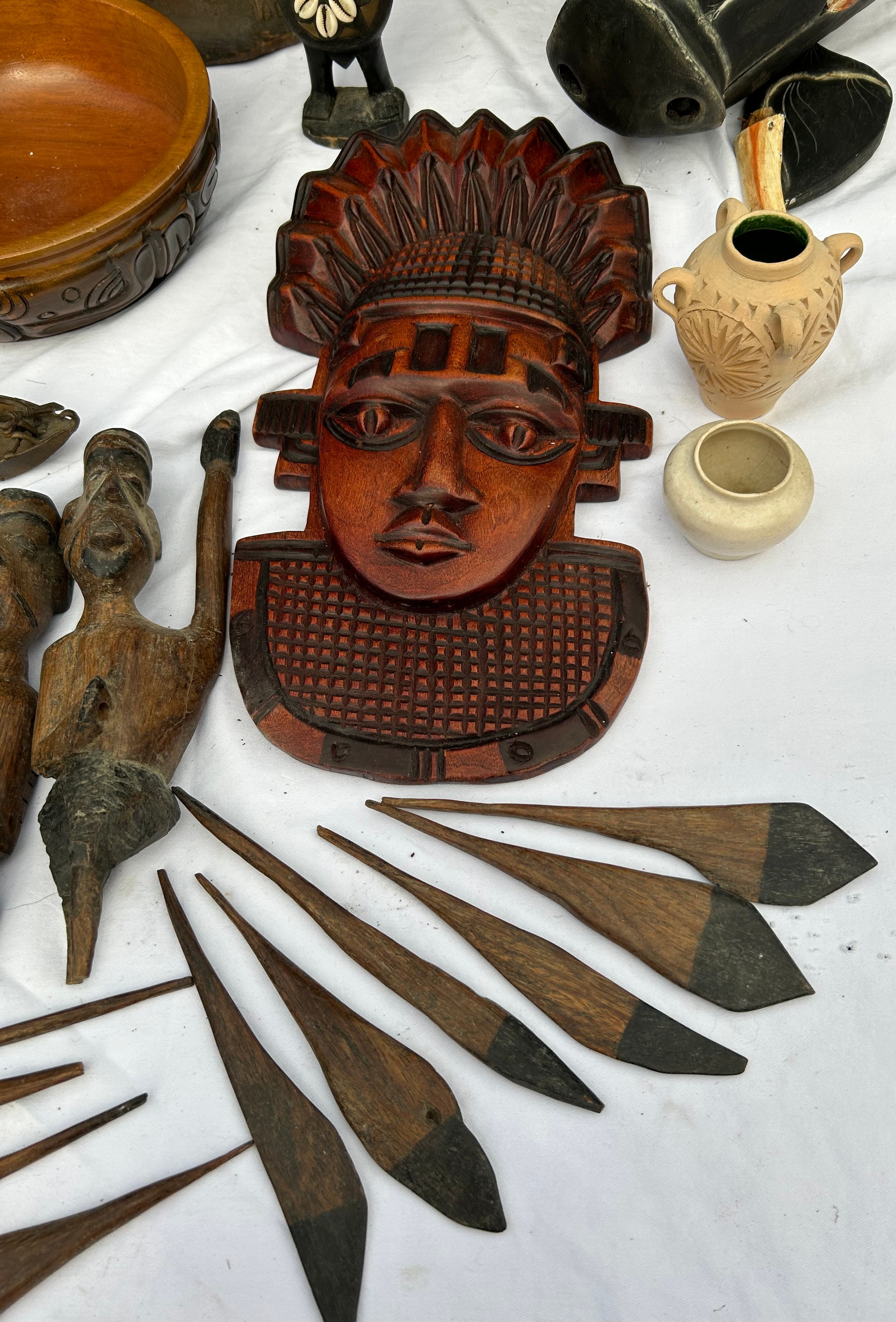 An unusual lot of tribal wooden items to include a wooden painted boar, wooden figures and mask wall - Bild 3 aus 5