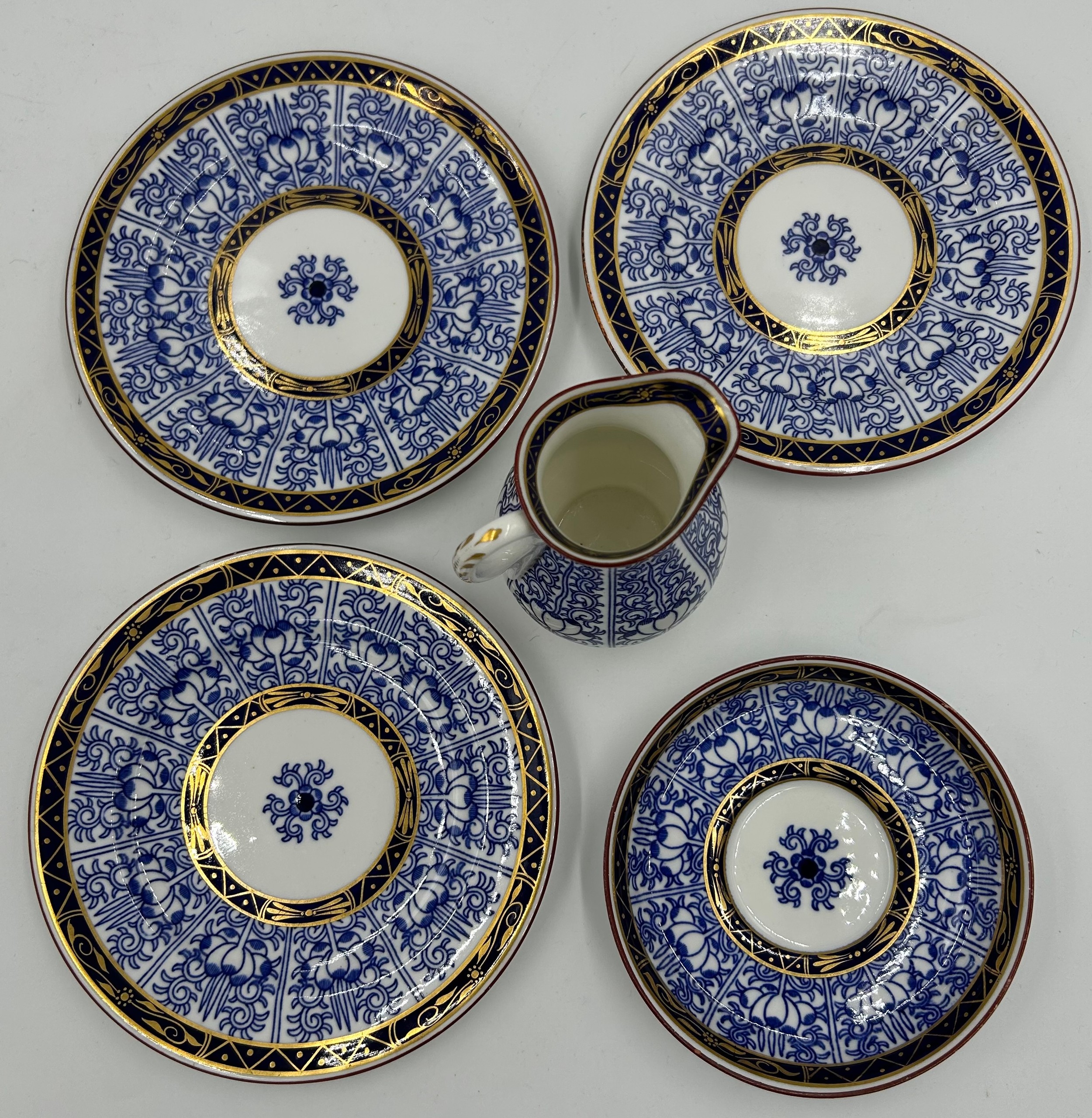 A collection of 19thC Royal Worcester 'Royal Lily' pattern items to include charger 37cm d, plate 23 - Image 6 of 14