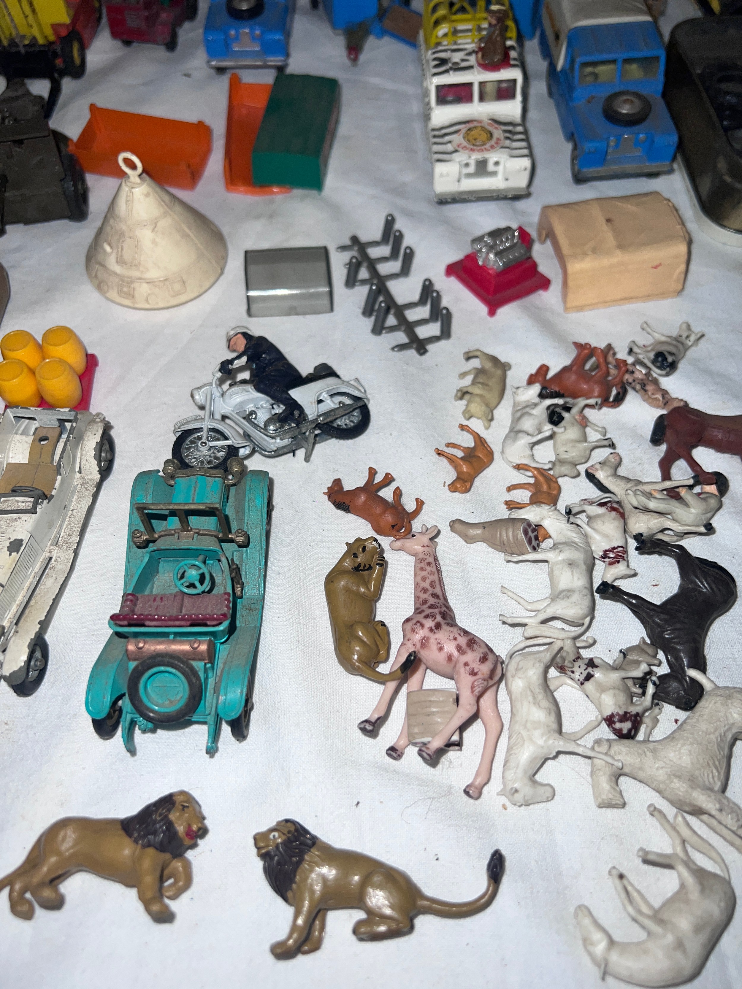 Diecast toys comprising Corgi, Dinky, Britains, Lesney, Matchbox etc to include Corgi 109 W.B. Lions - Image 4 of 13