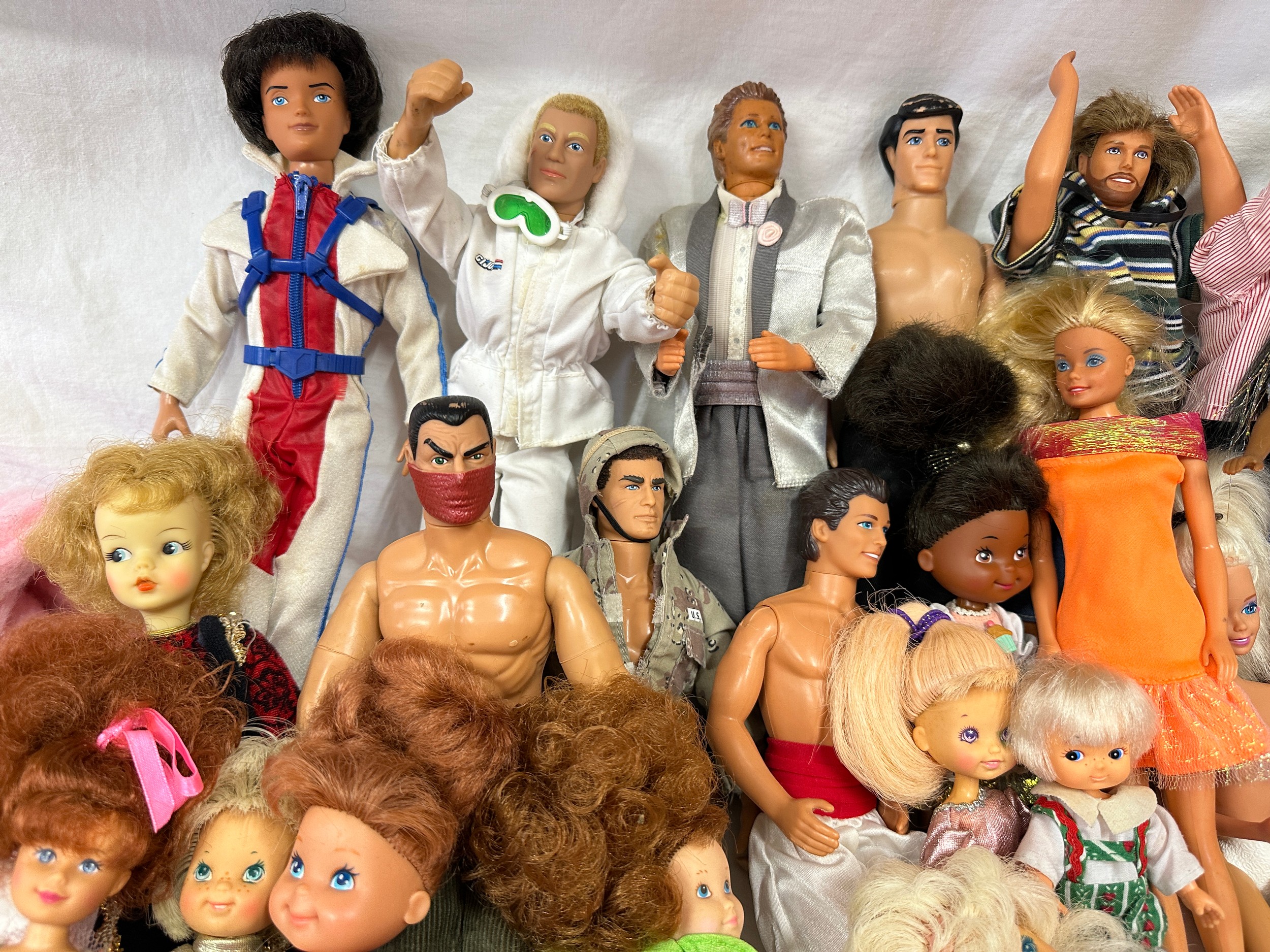 A mixed collection comprising of Barbies, Ken's and GI Joe along with some original Barbie clothes - Bild 5 aus 8