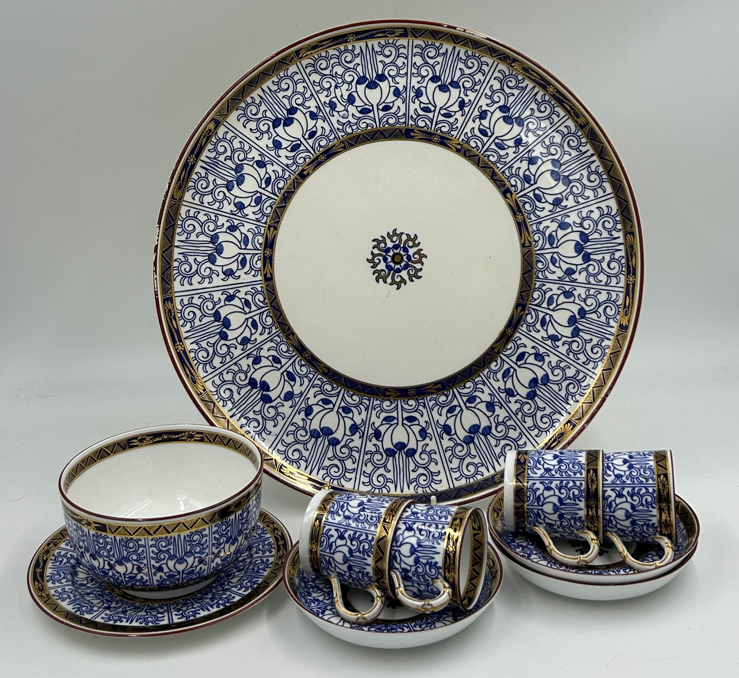 A collection of 19thC Royal Worcester 'Royal Lily' pattern items to include charger 37cm d, plate 23 - Image 2 of 14