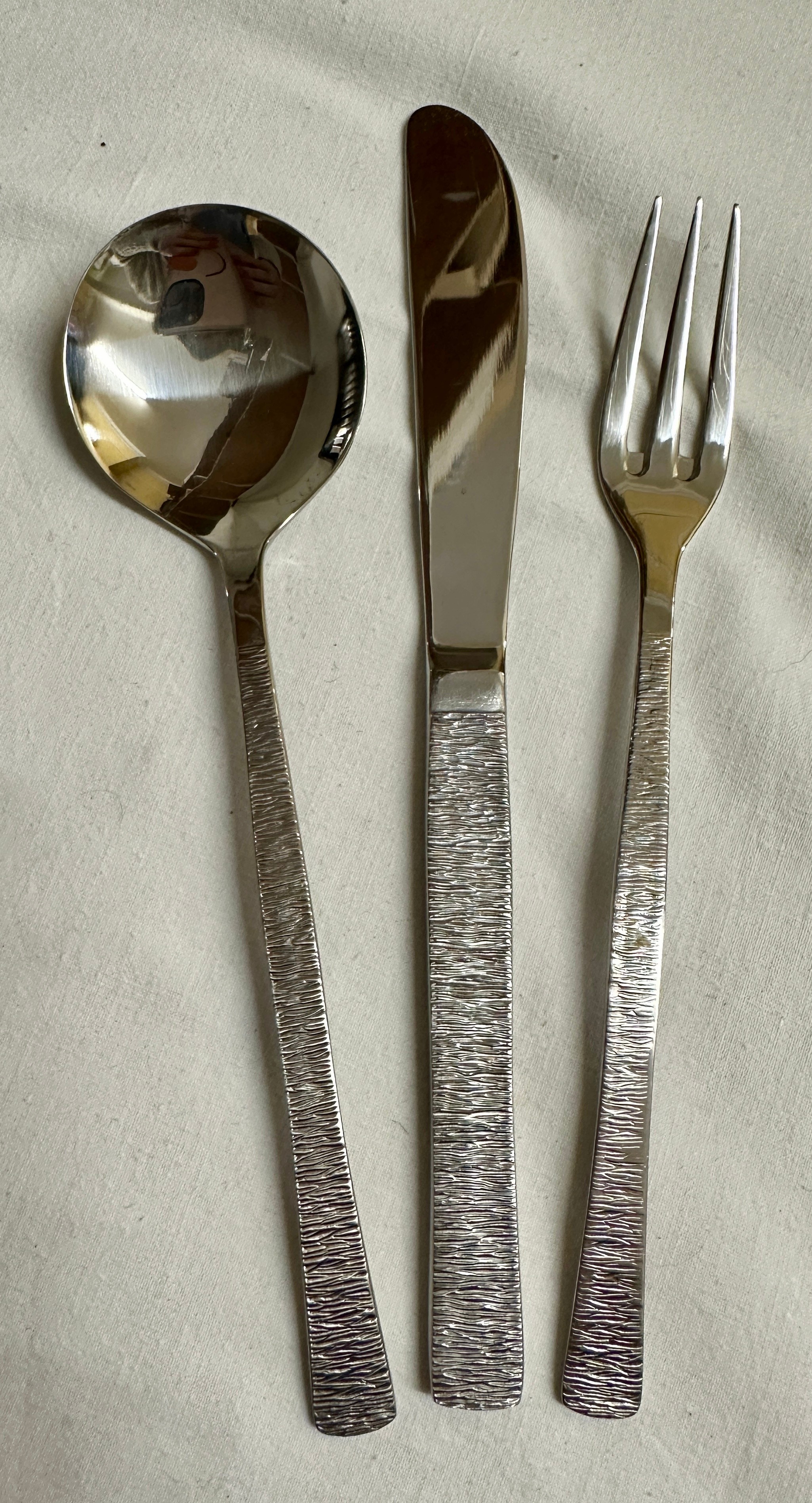 A Viners 8 piece canteen of cutlery by Gerald Benney, missing 1 teaspoon and 1 dessert fork (56). - Image 5 of 5