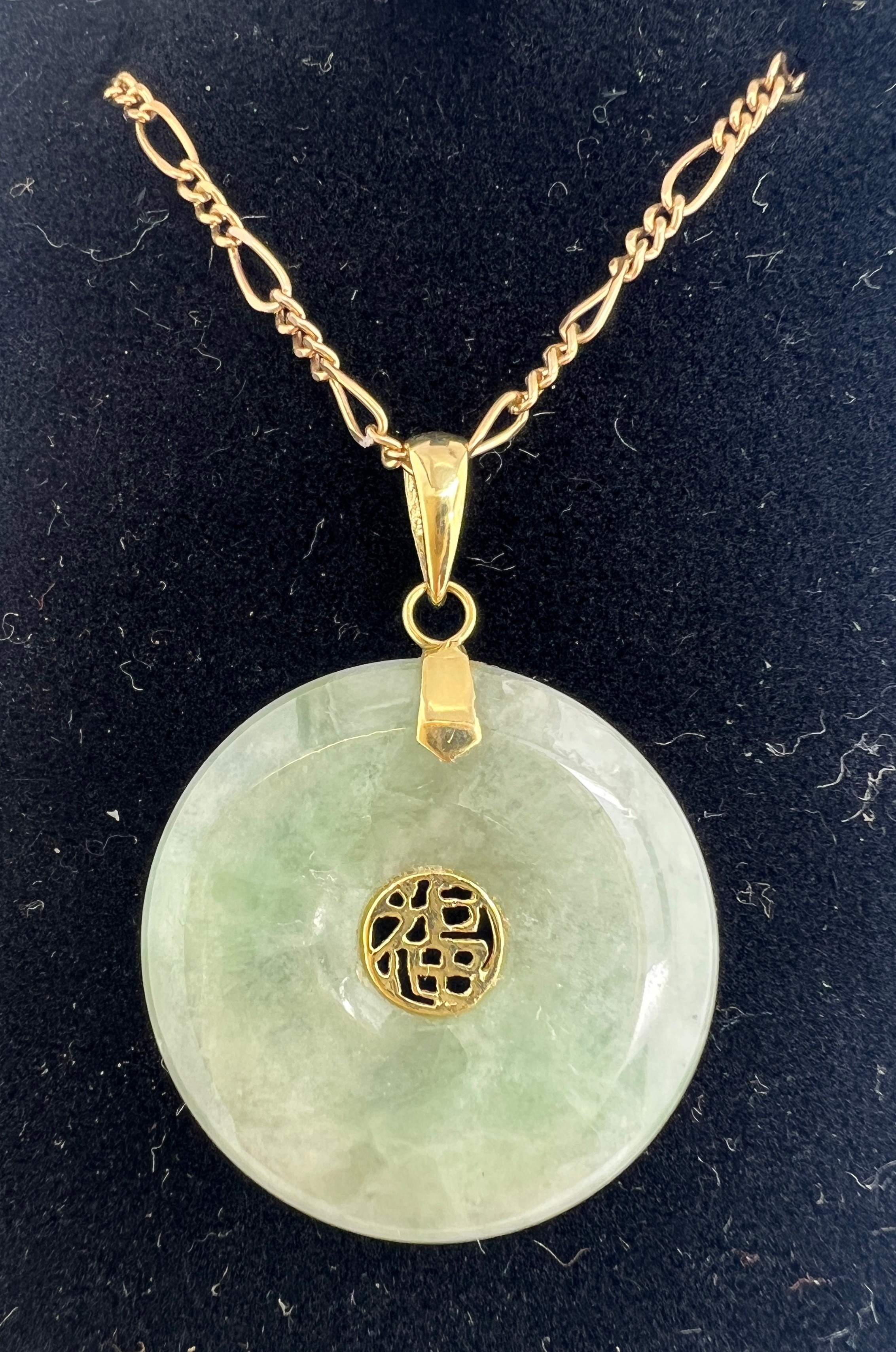 Circular green stone pendant on 9 carat yellow gold chain. Chain 62cm l. Total weight 7.1gm.