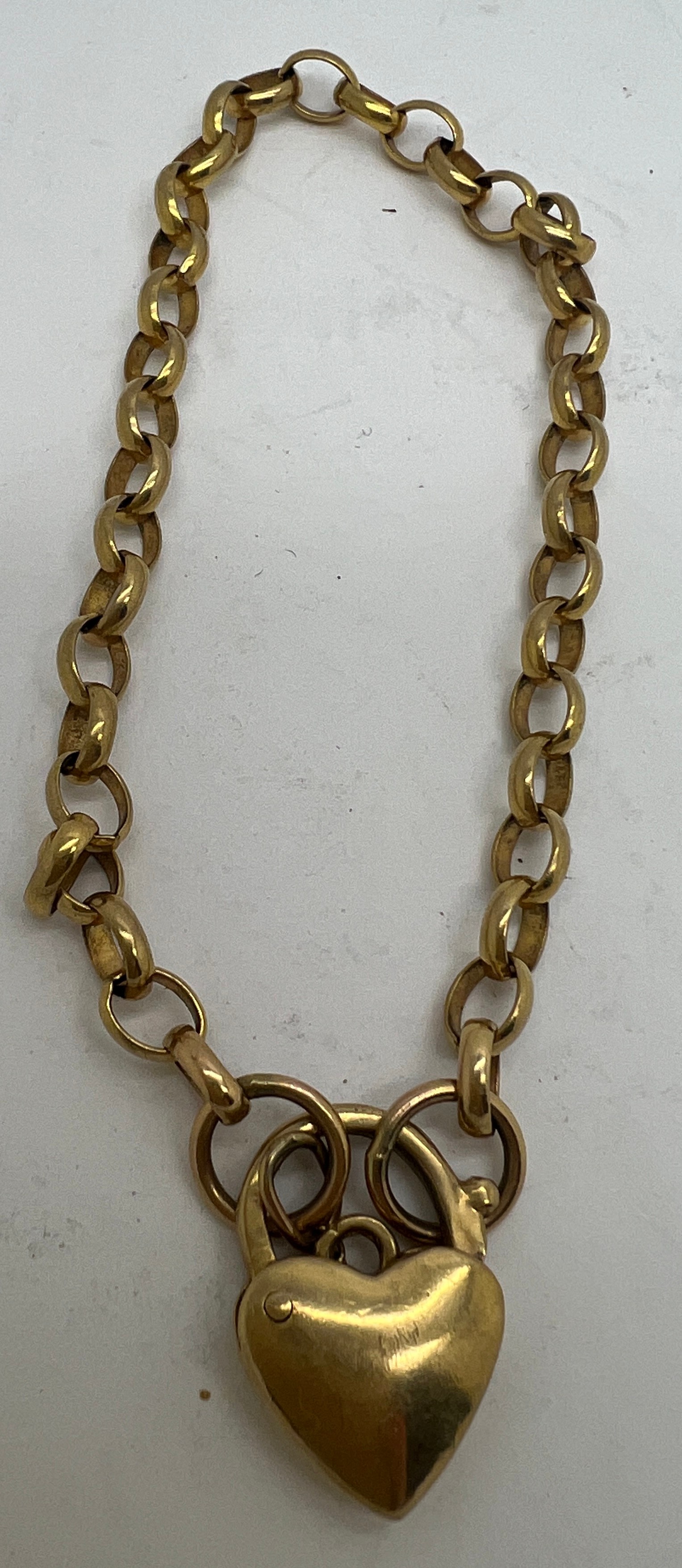 A yellow metal chain bracelet with heart shaped fastening marked 9 carat. Weight 9gm. - Bild 2 aus 2