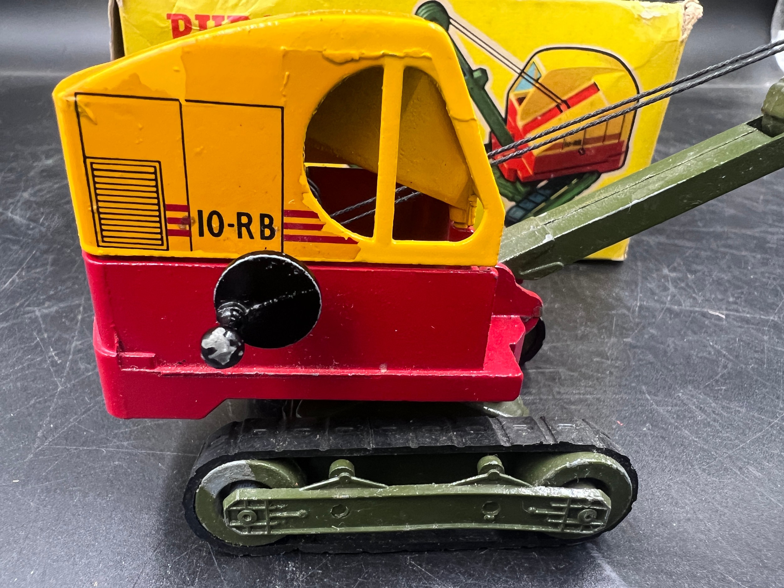 A boxed Ruston Bucyrus Working Model Excavator 10-RB. No.260. Finished in yellow and red, with - Bild 4 aus 9