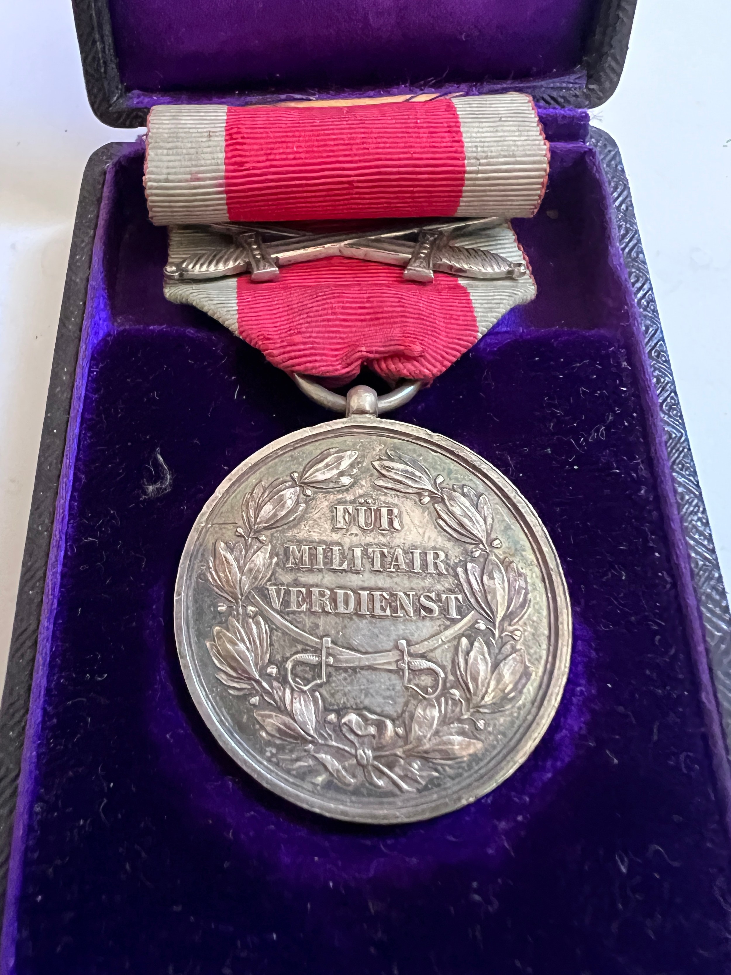 Schaumburg-Lippe, Military Merit Medal 1914-1918, silver, with crossed swords on ribbon in fitted - Image 2 of 5
