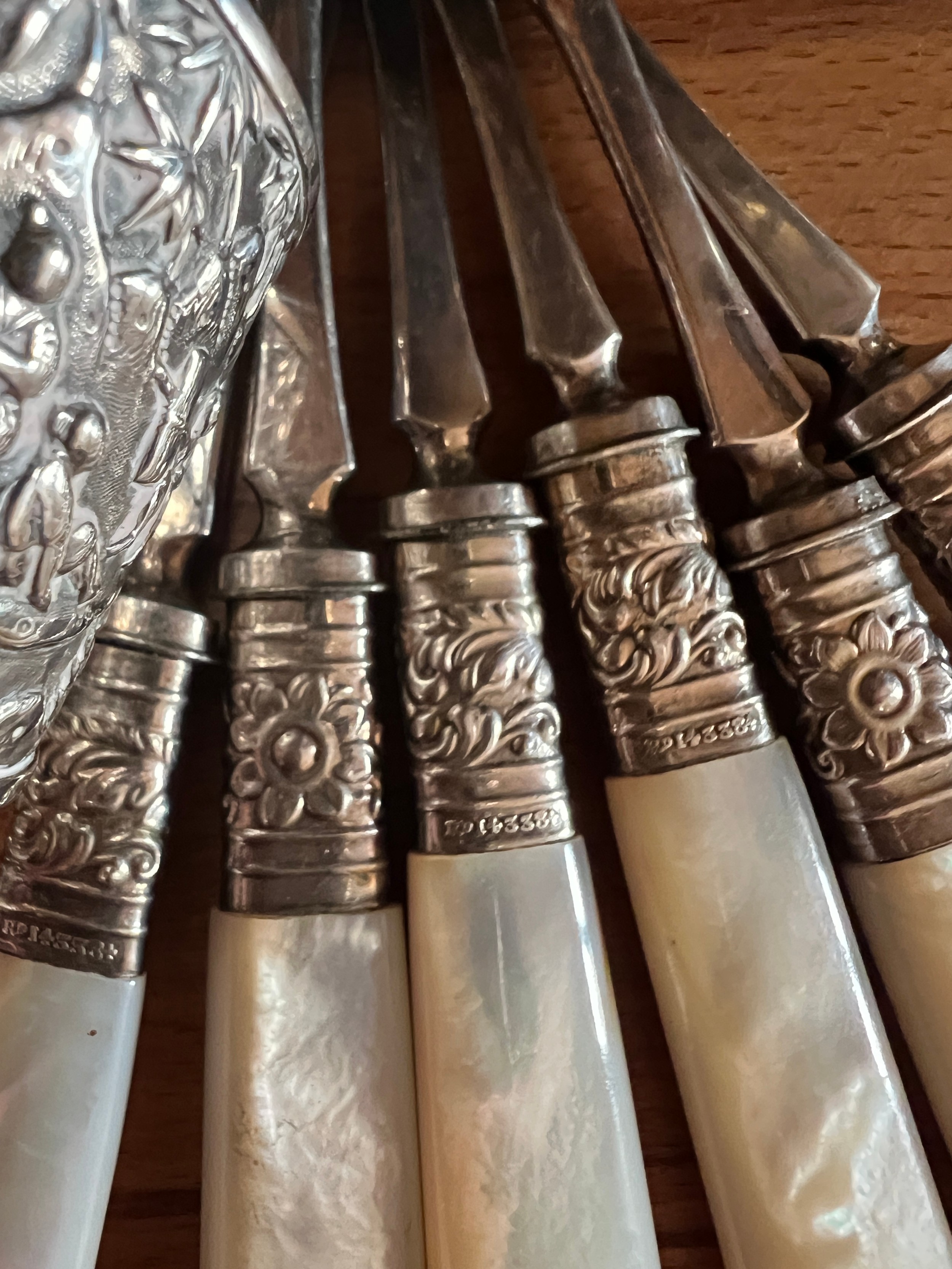 A miscellany to include 6 mother of pearl handled walnut picks, boxed silver handled dessert knives, - Bild 4 aus 5