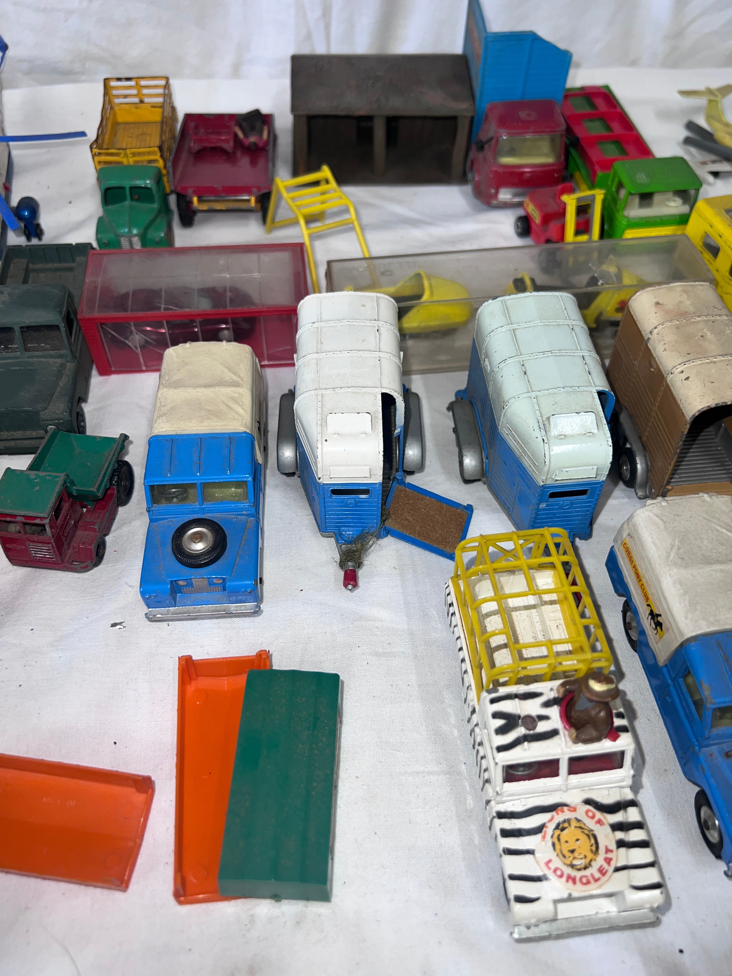 Diecast toys comprising Corgi, Dinky, Britains, Lesney, Matchbox etc to include Corgi 109 W.B. Lions - Image 5 of 13