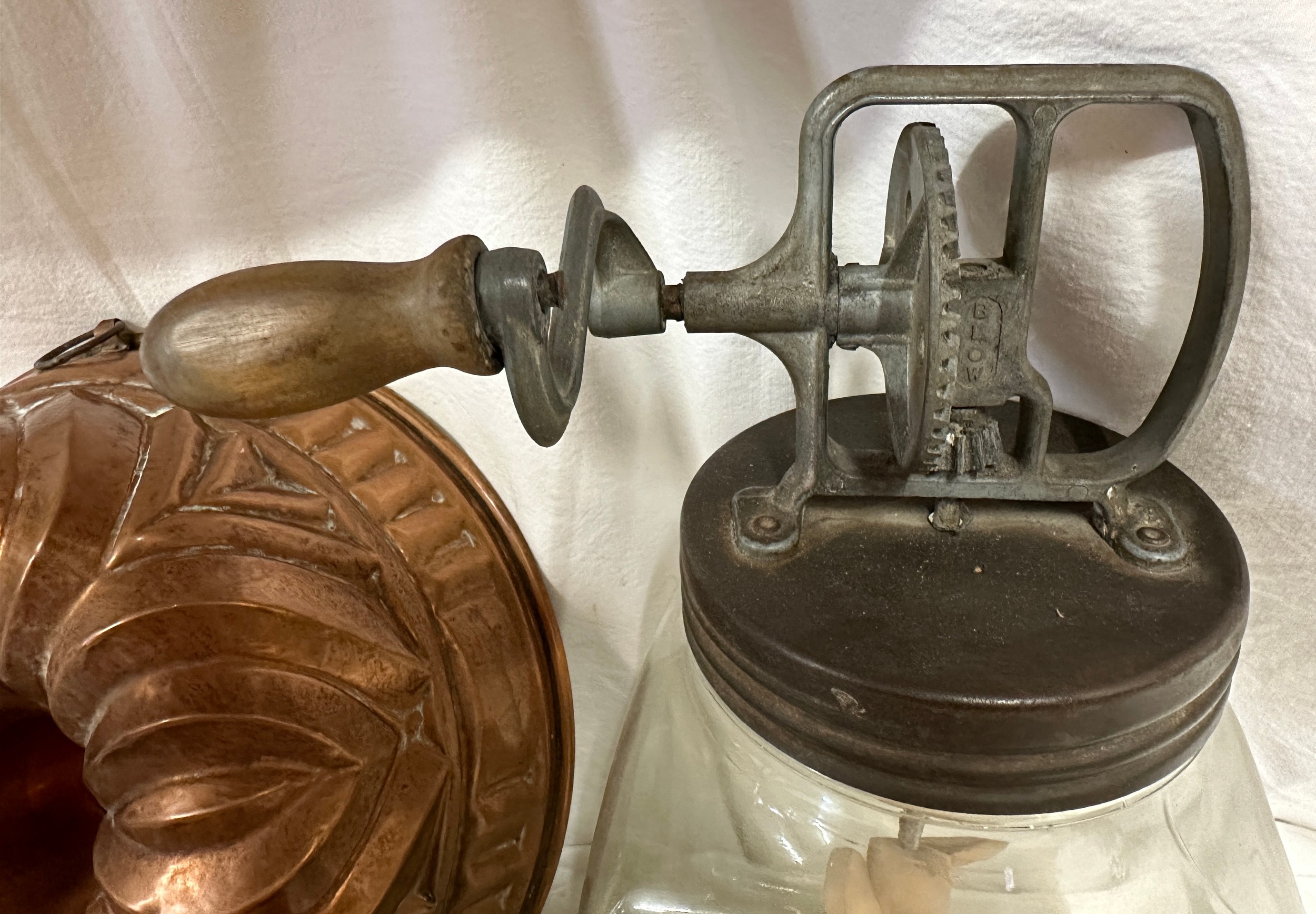 An assortment of kitchenalia to include a large copper mould 29cm d, a portable wooden stand, a Blow - Bild 8 aus 8