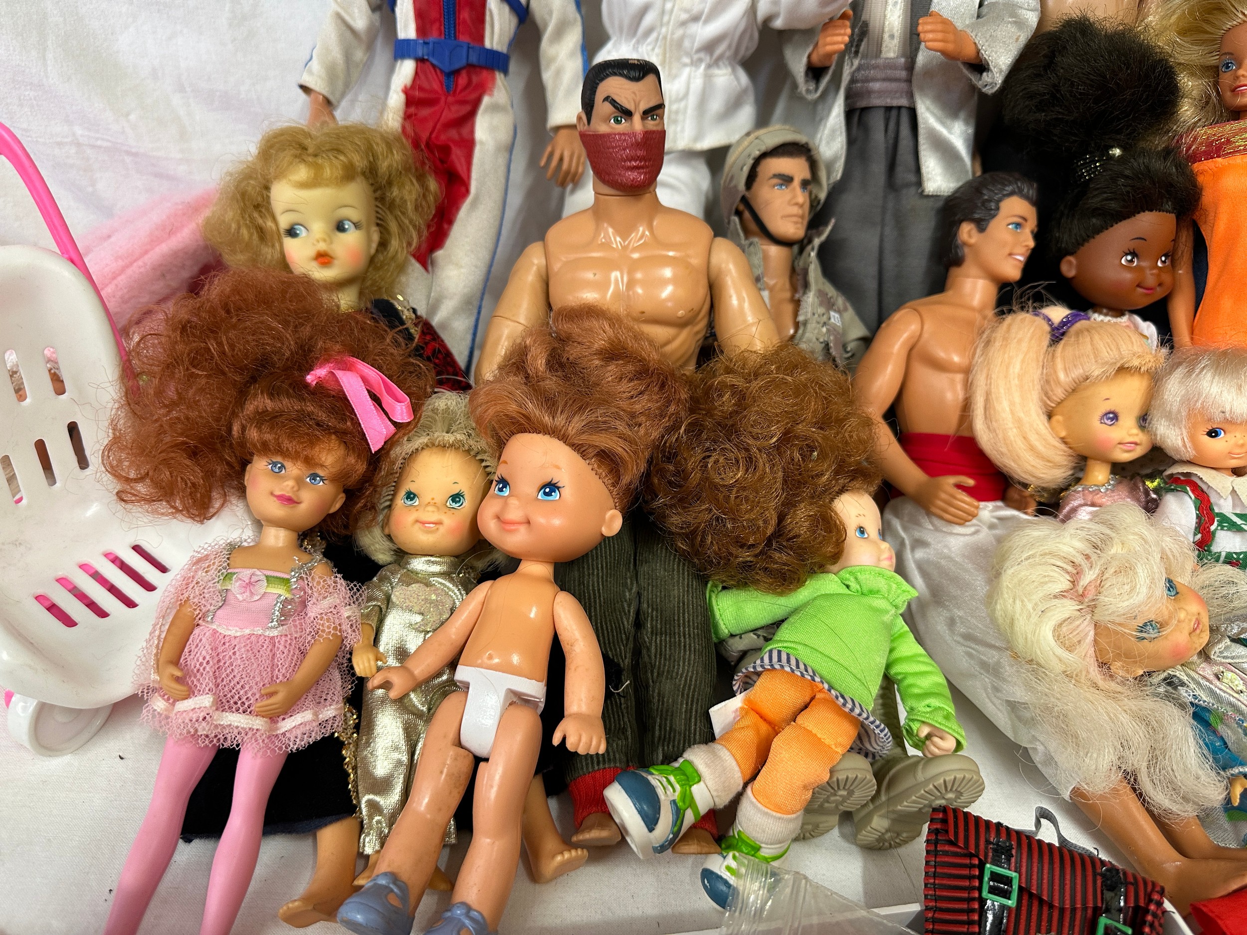 A mixed collection comprising of Barbies, Ken's and GI Joe along with some original Barbie clothes - Bild 6 aus 8