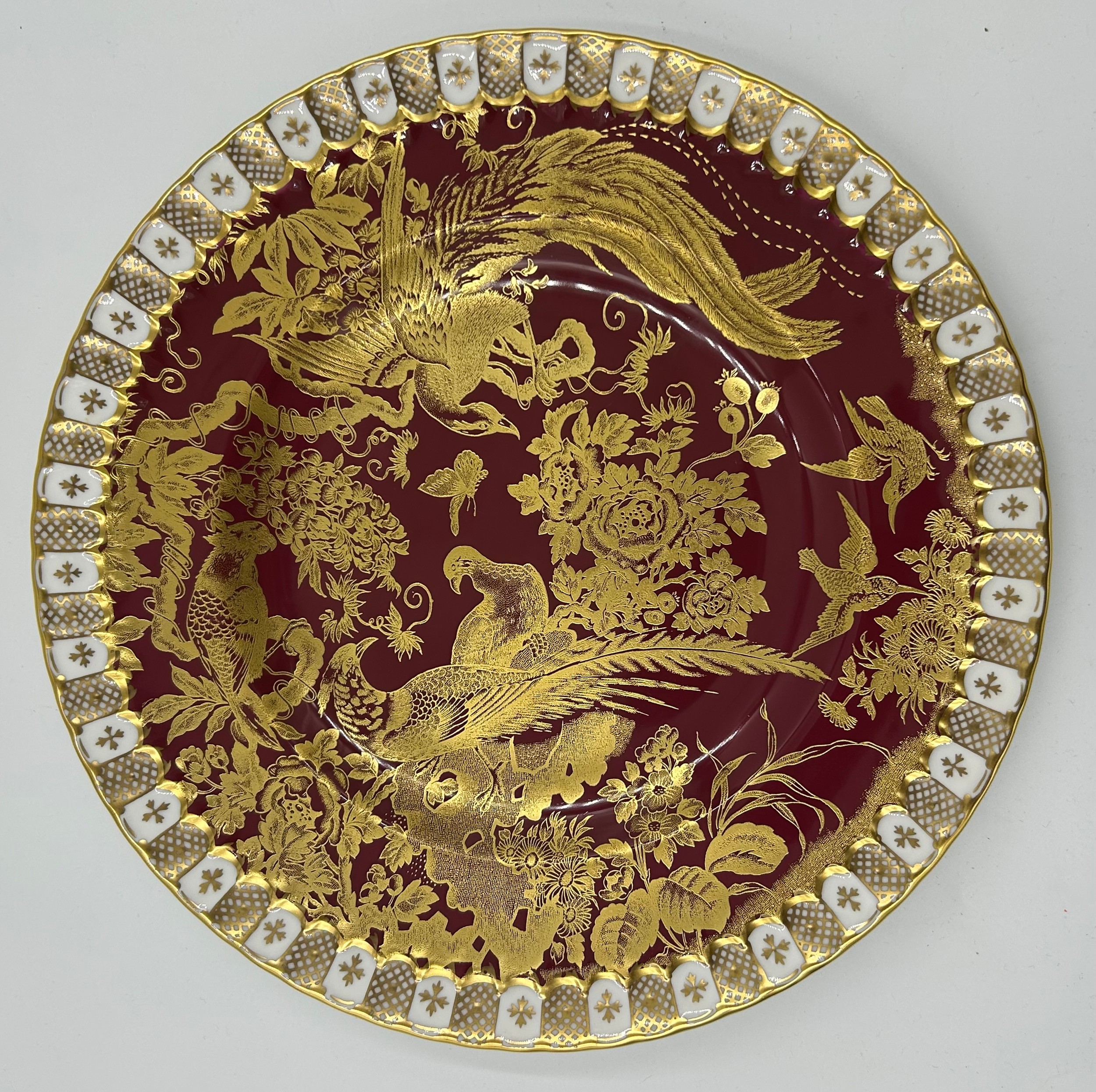 A Royal Crown Derby Gold Aves pattern plate 26.5cm together with 4 other Royal Crown Derby red and - Image 3 of 8