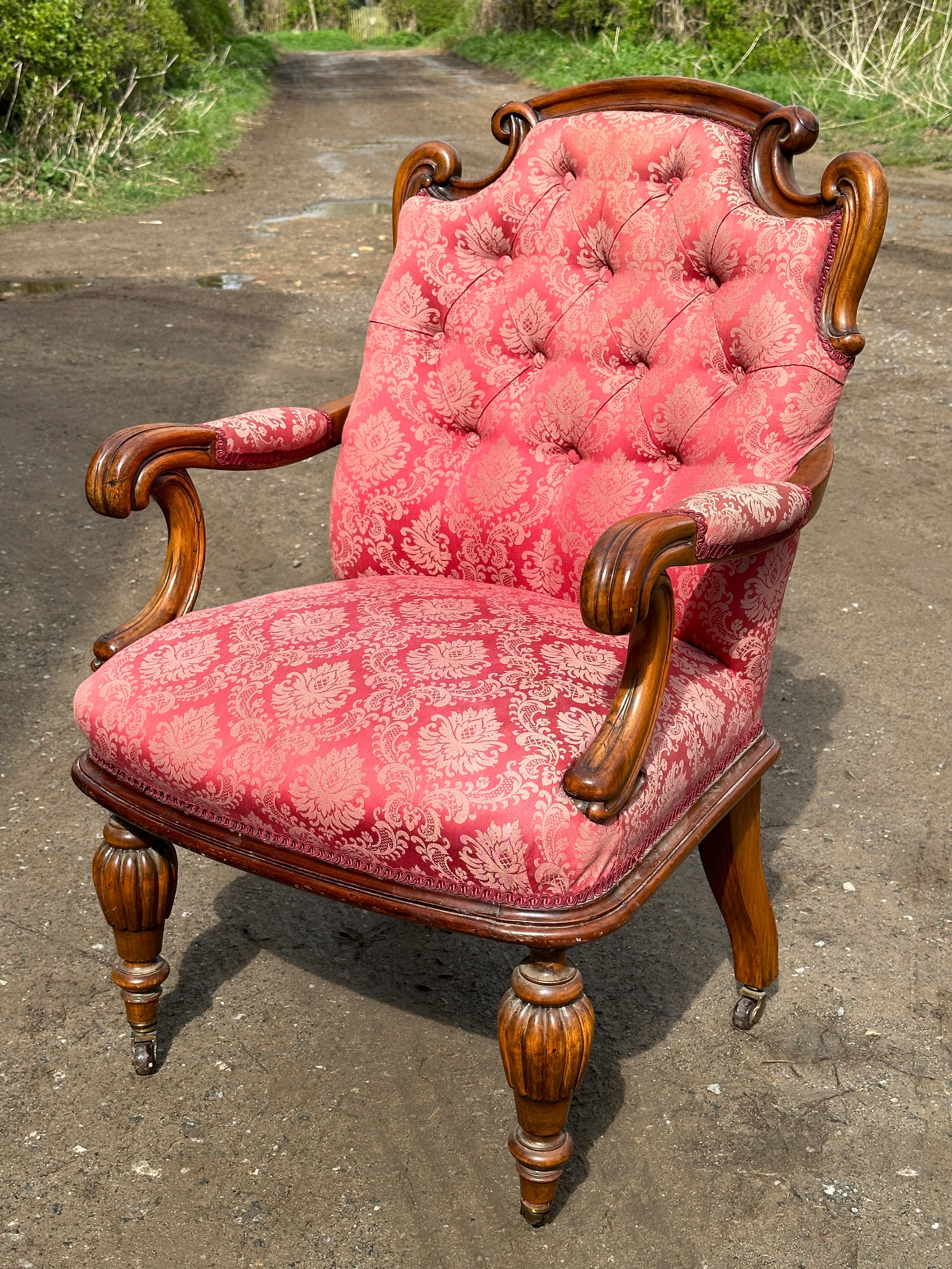 An upholstered armchair with turned reeded legs and brass castors together with abutting footstool - Bild 4 aus 6