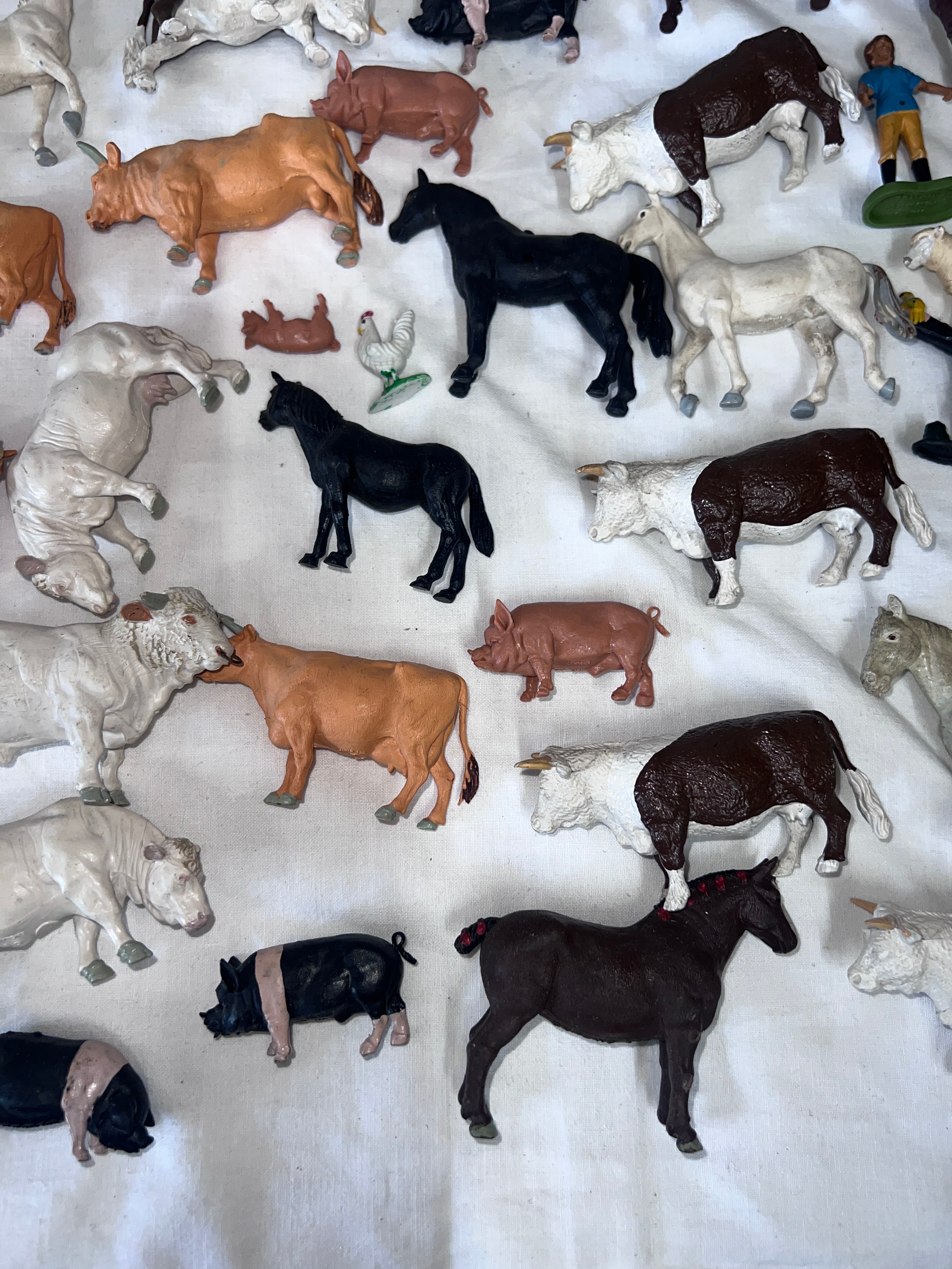 A large quantity of Britains farmyard & farmers animals to include Cows, Pigs, Sheep, Horses etc. - Bild 6 aus 9