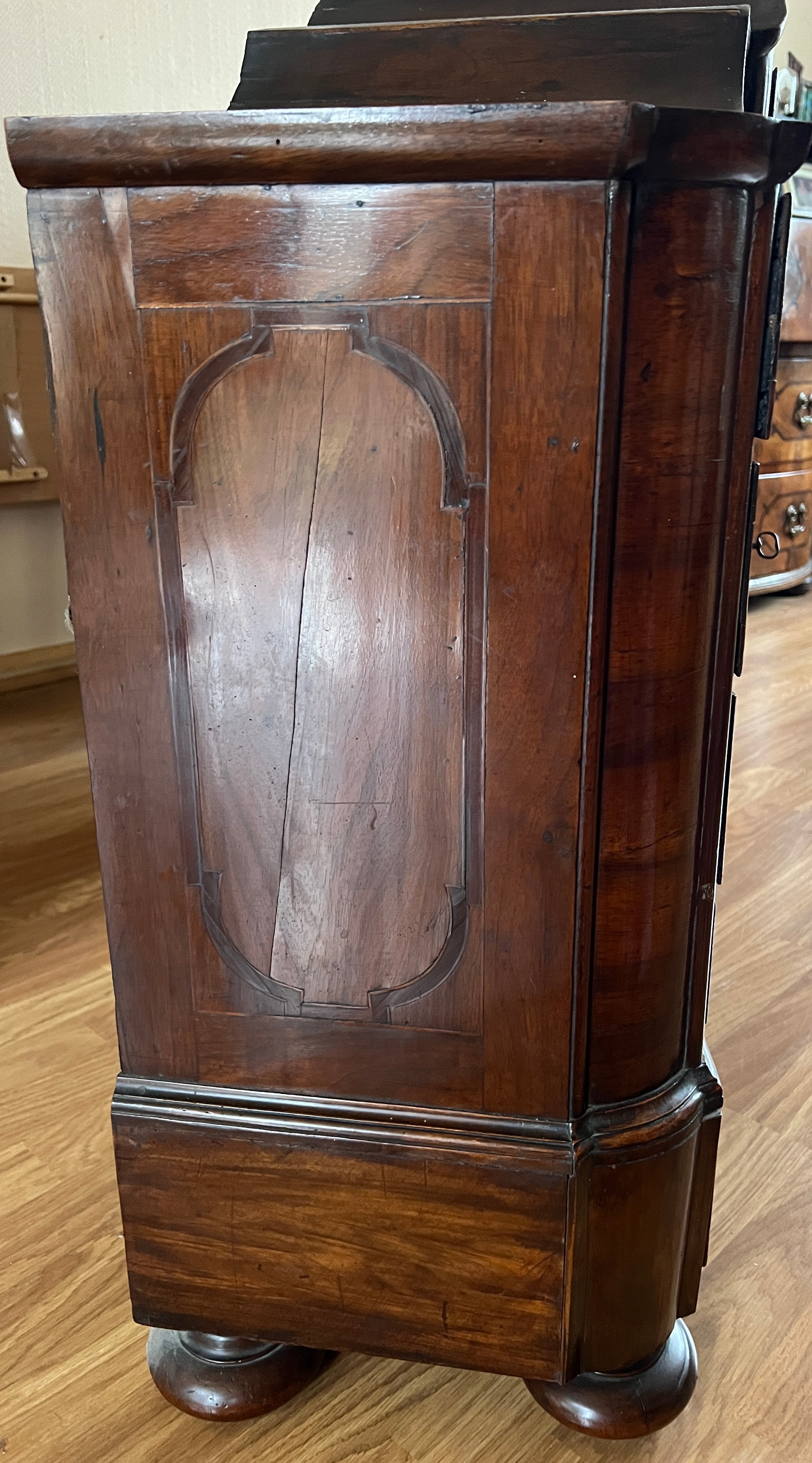 An 18thC Austrian parquetry/marquetry inlaid table top cabinet with multiple drawers and central - Bild 8 aus 14