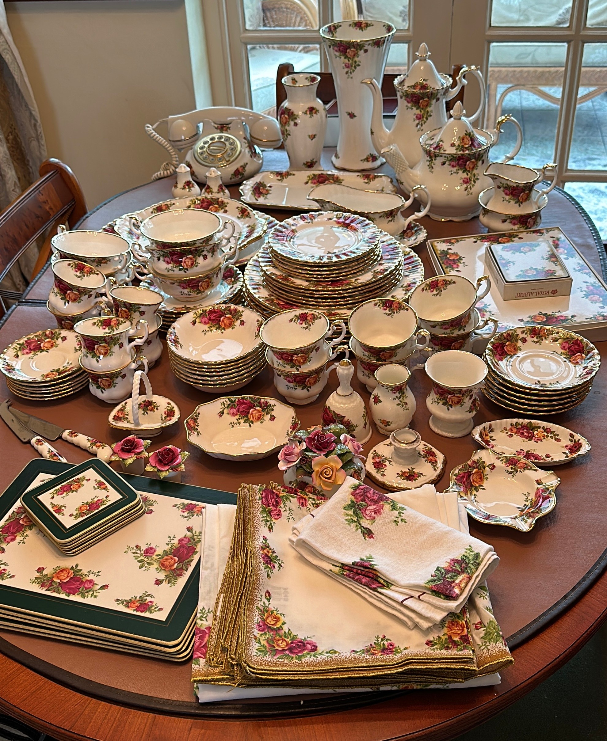 A large quantity of Royal Albert Old Country Roses dinner, tea, coffee and other items to include - Image 8 of 9