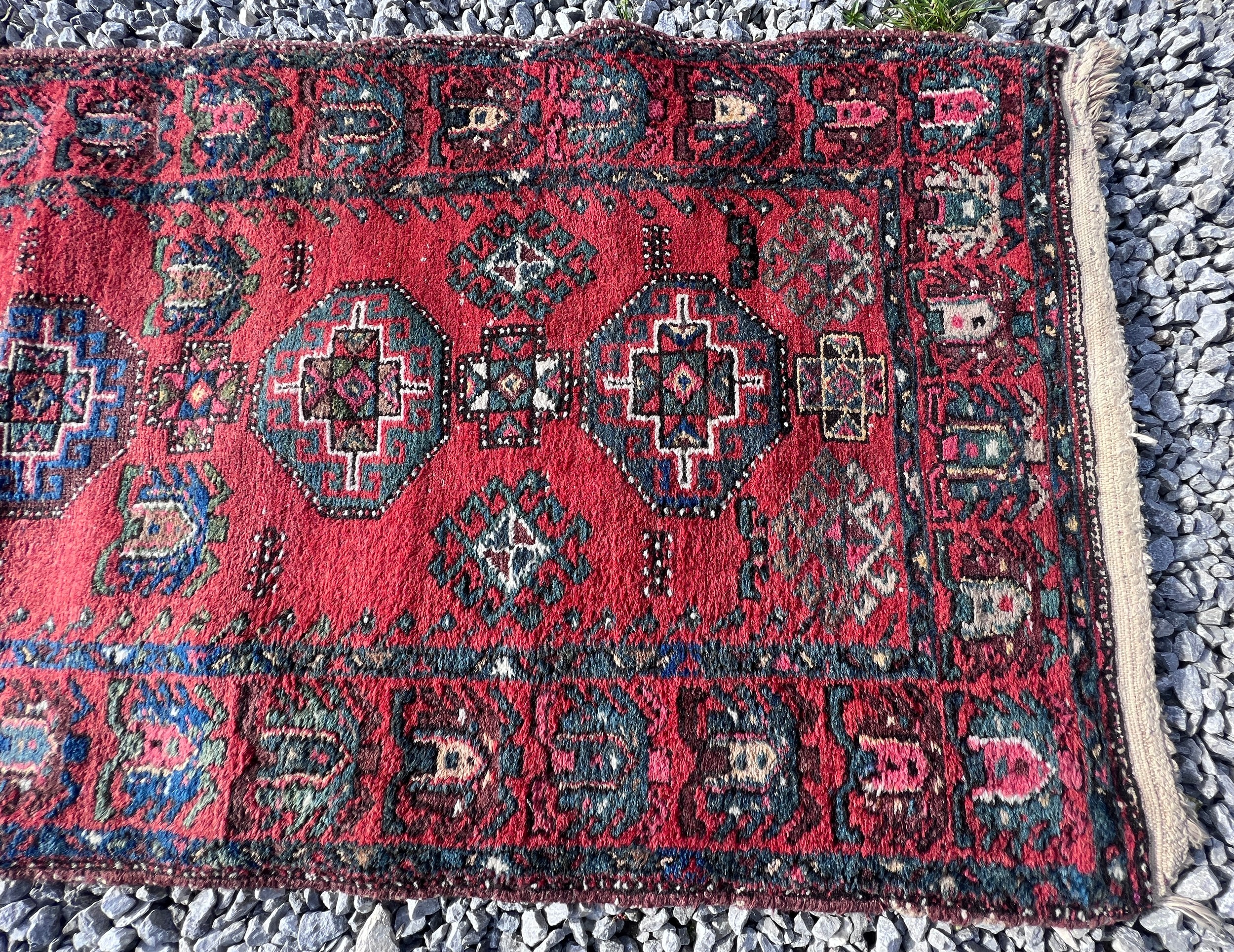 A red ground wool carpet runner 273 x 80cm. - Bild 4 aus 8