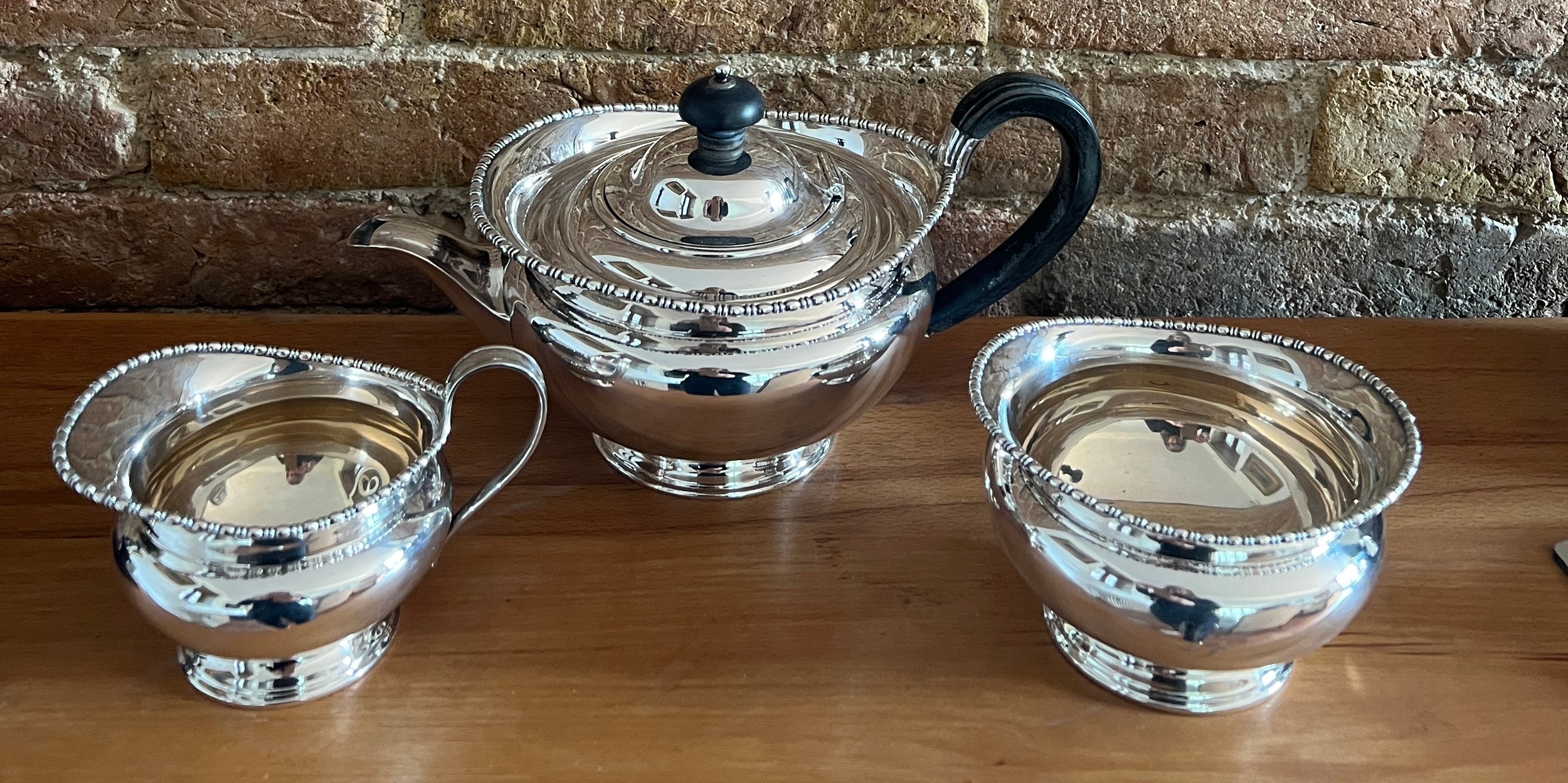 A three piece silver tea-service with ebony knop and handle, Sheffield 1908, maker Atkinson - Bild 2 aus 5