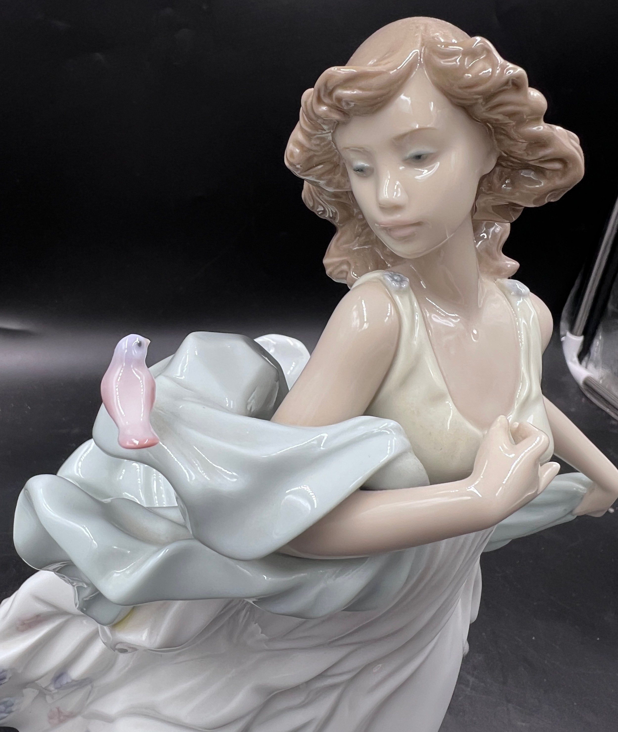 Lladro boxed 6193 ' Summer Serenade ' figure, depicting a young woman with dress and bird, 30 cm h. - Bild 3 aus 5