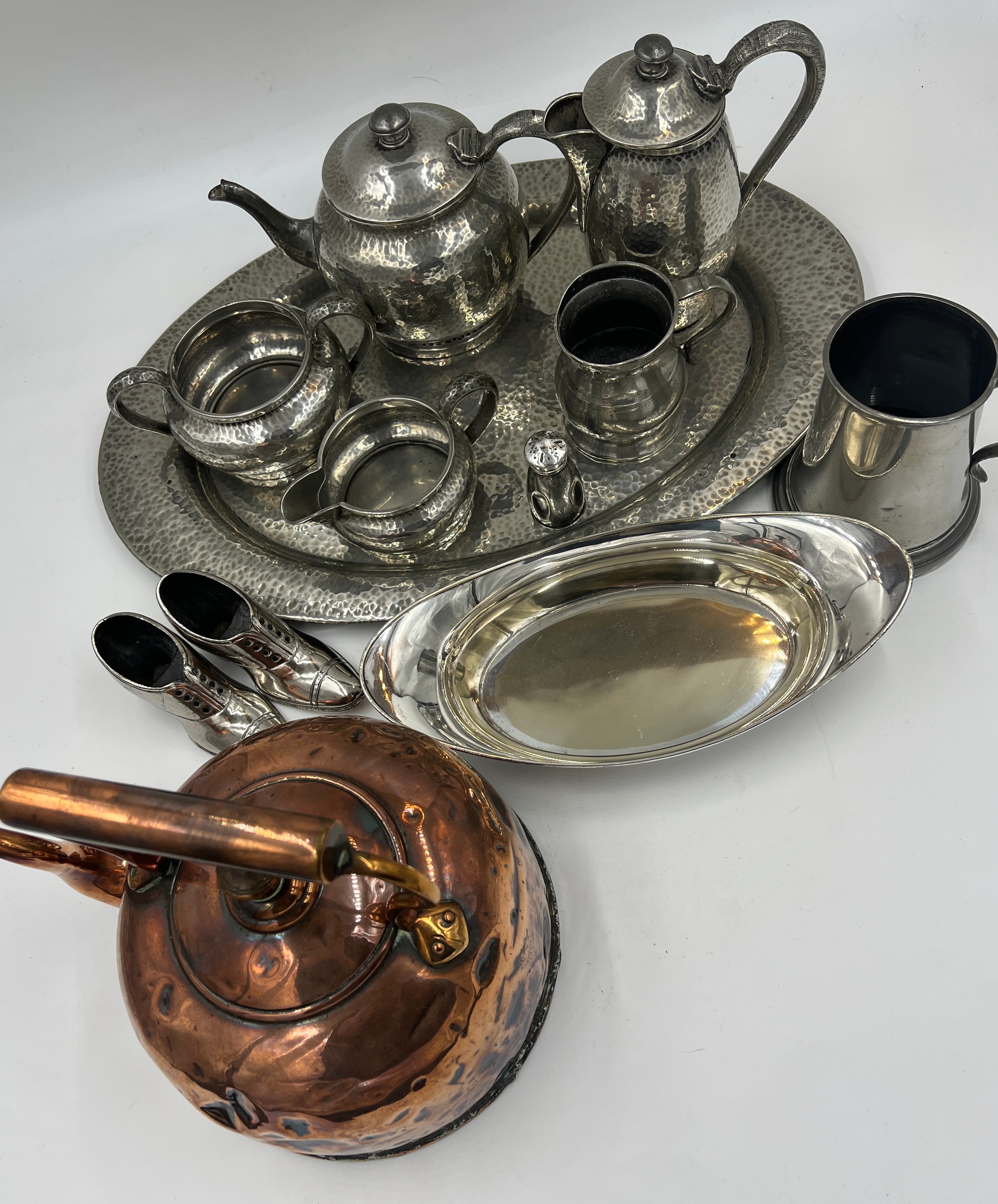 A quantity of silverplate, copper and pewter items to include a Roundhead pewter tray and