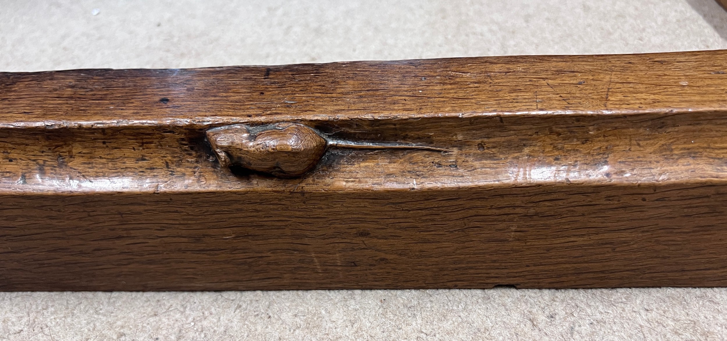 A Robert Thompson ‘Mouseman’ oak hearth kerb with signature mouse. This was from Robert’s daughter - Bild 9 aus 18