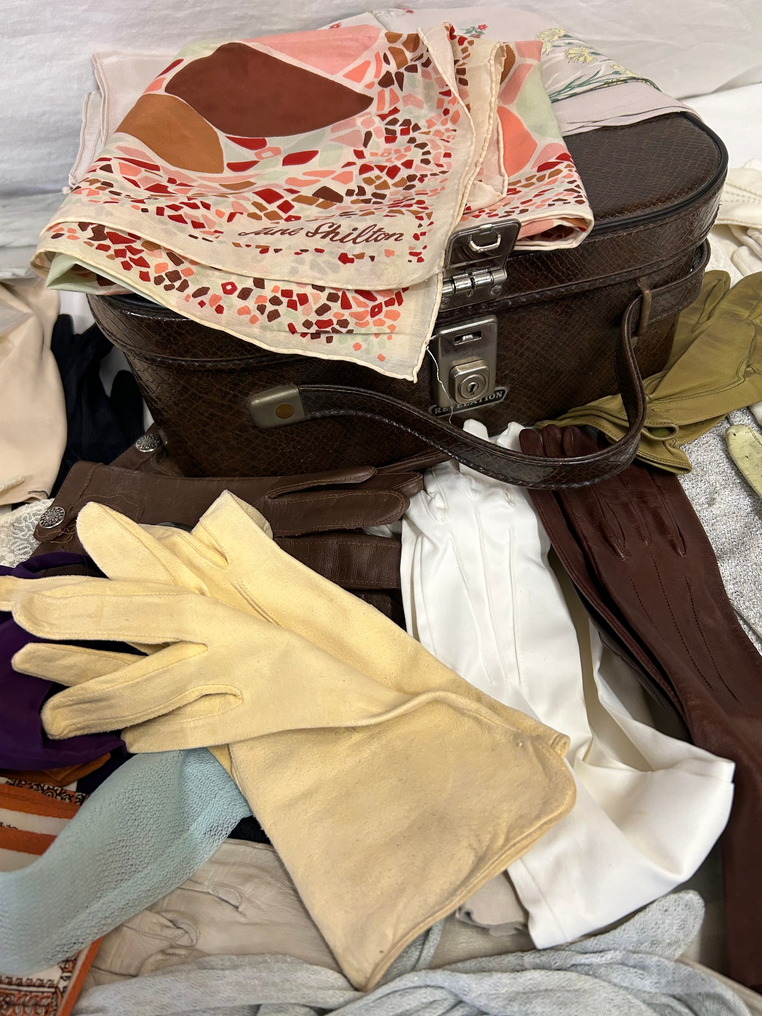 A mixture of fashion accessories to include various vintage gloves, chamois, leather etc., nylon - Image 6 of 10