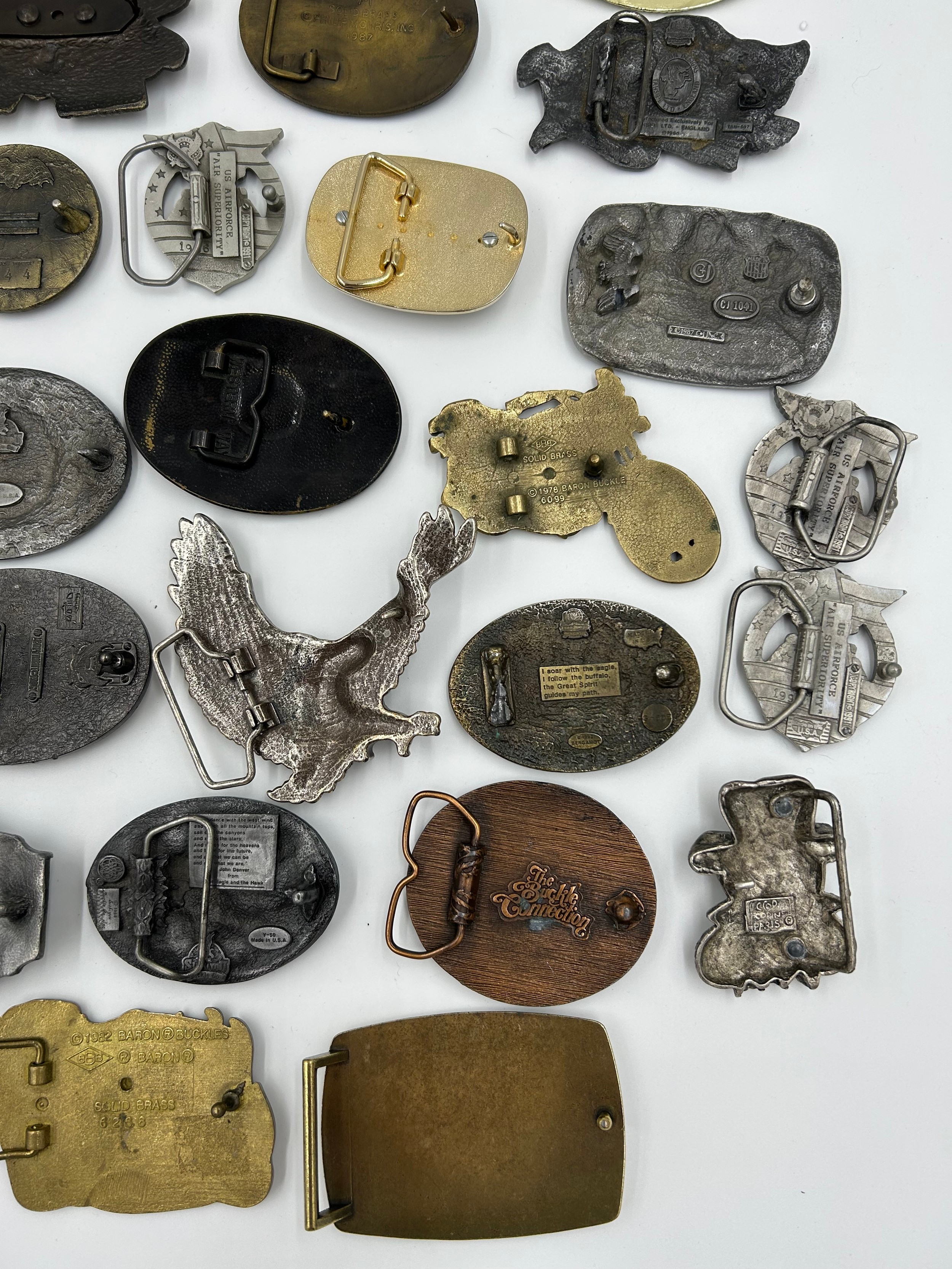 Collection of 34 belt buckles, mainly in brass with Native American designs, eagles, motorbikes etc. - Image 9 of 11
