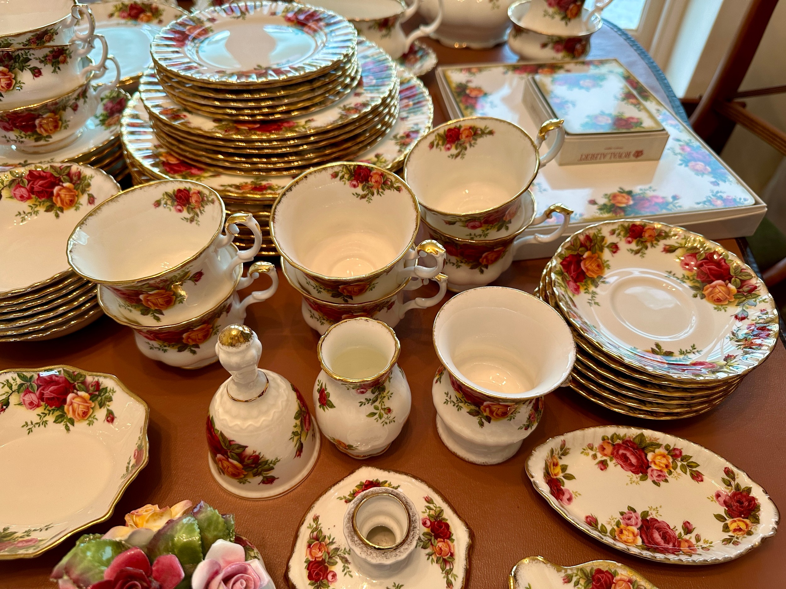 A large quantity of Royal Albert Old Country Roses dinner, tea, coffee and other items to include - Image 6 of 9