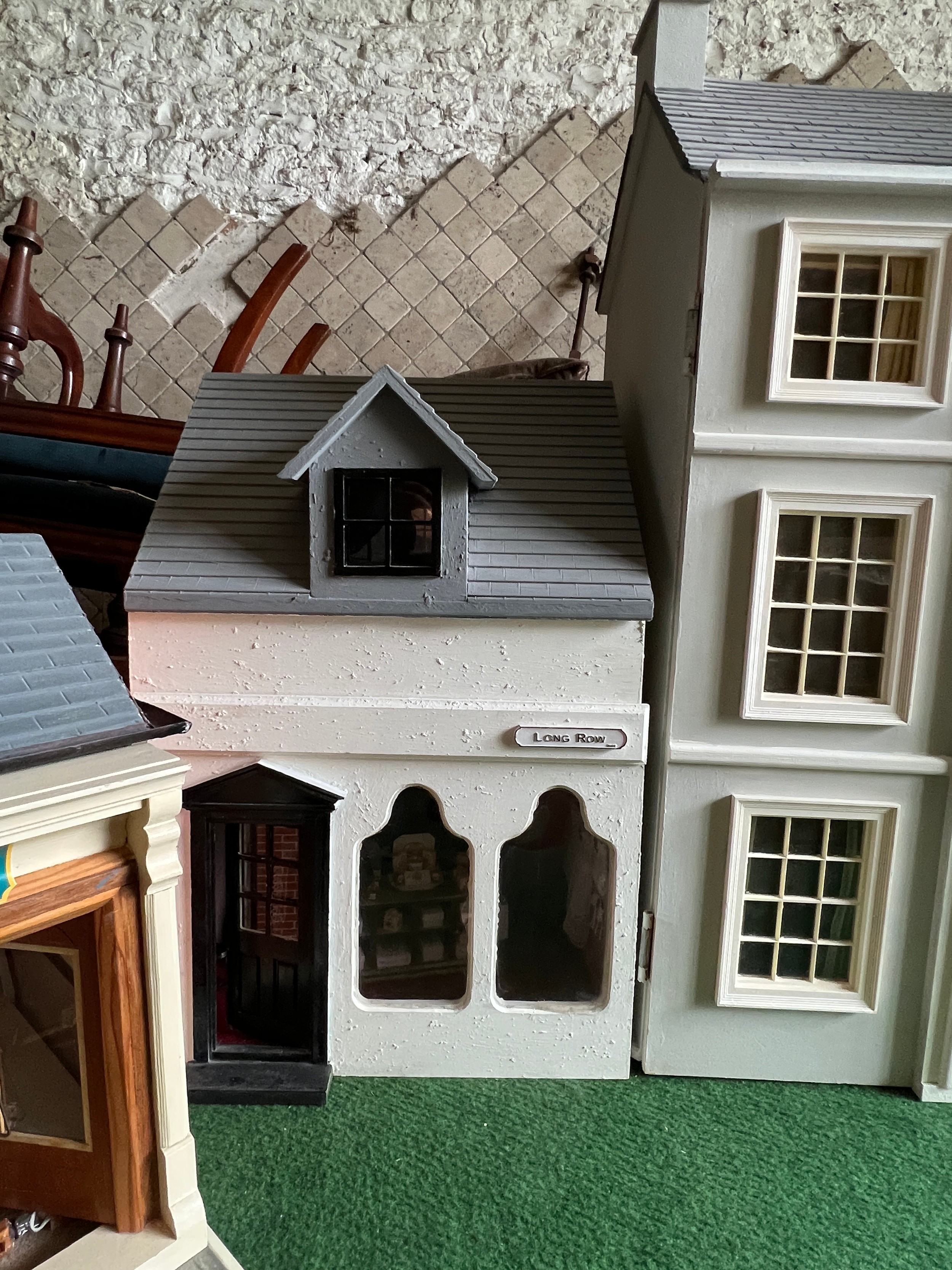 A modern dolls house, 61cm w x 83cm h x 31cm w together with bakers shop, music room, shop with - Image 2 of 12