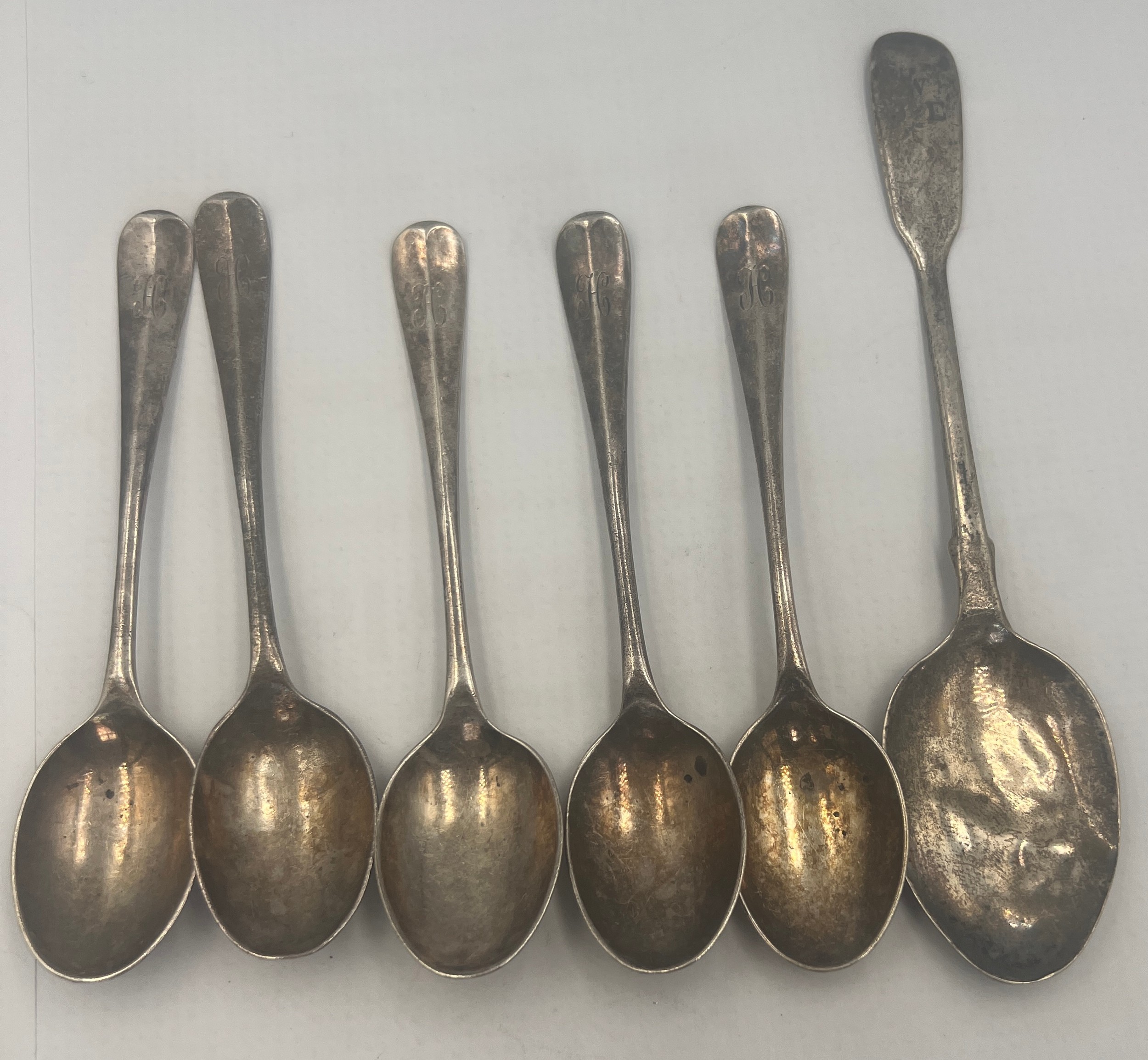 Six silver teaspoons, five rat tailed Chester 1906 and one single spoon. Total weight 79gm.