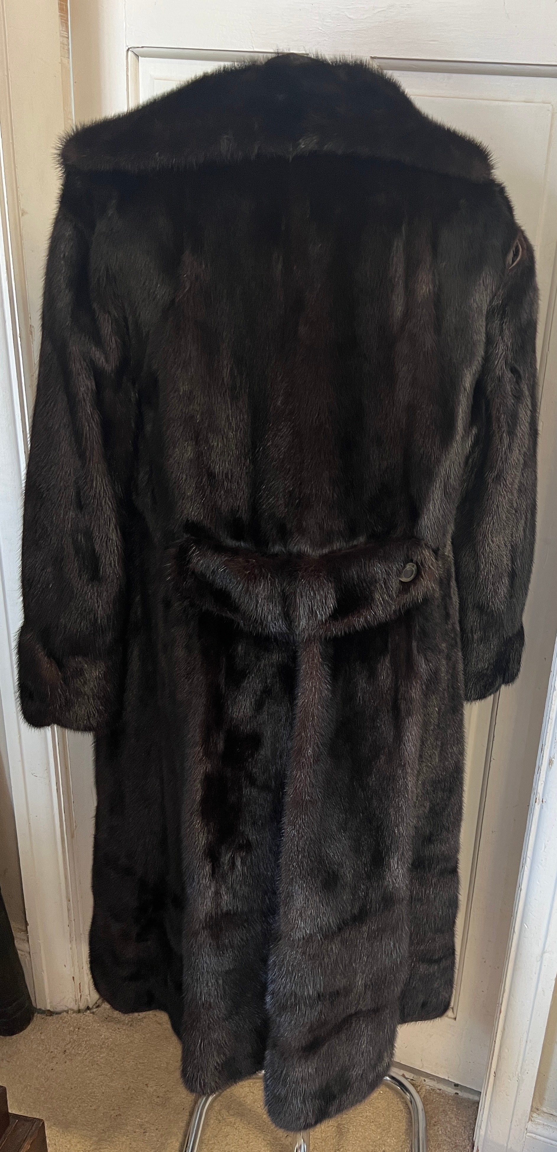 A dark brown long mink coat together with two dark brown mink cuffs. - Image 3 of 5